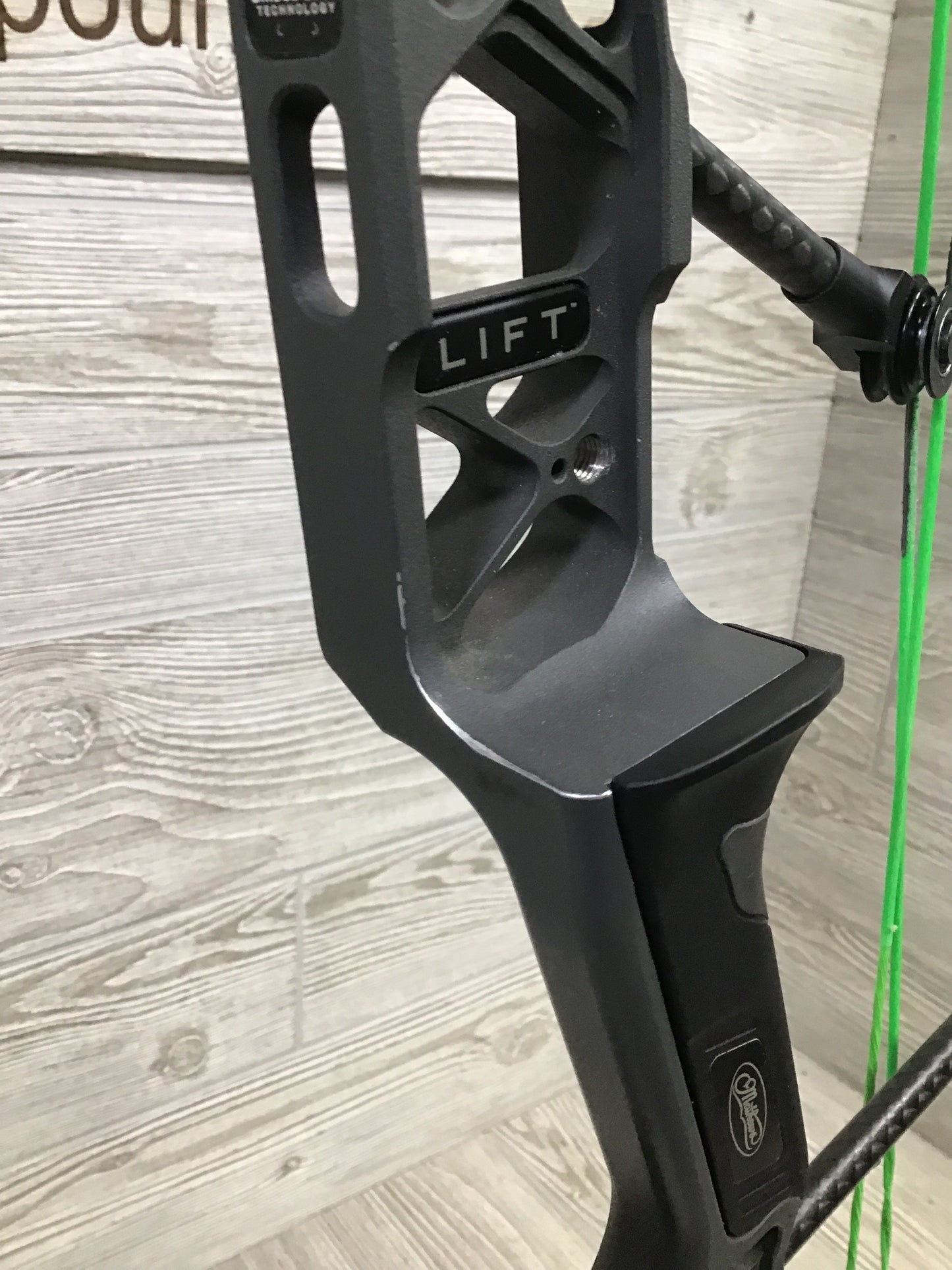 Used Mathews Lift X 33 RH Shale/ Kuiu Limbs 29/70