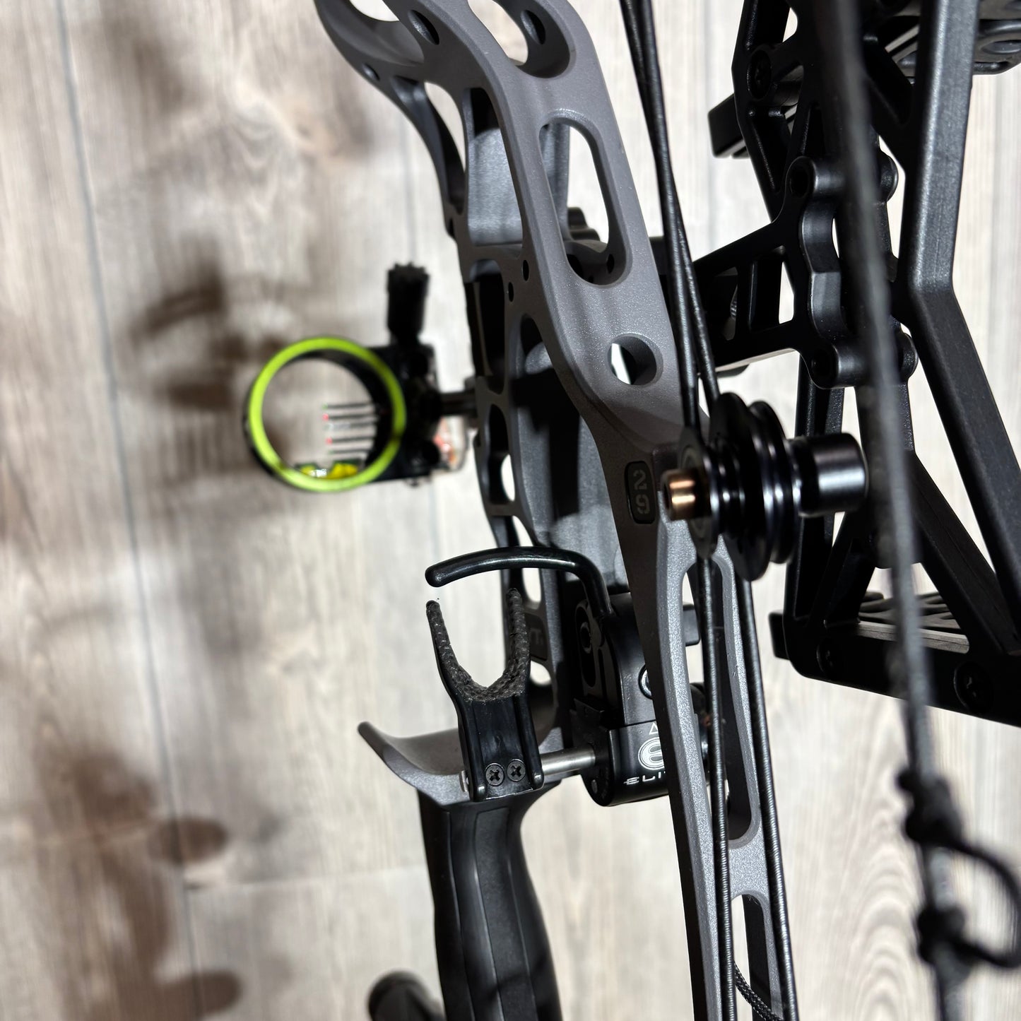 Used Hoyt Alpha AX-2 29 Tombstone RH 70lb Package