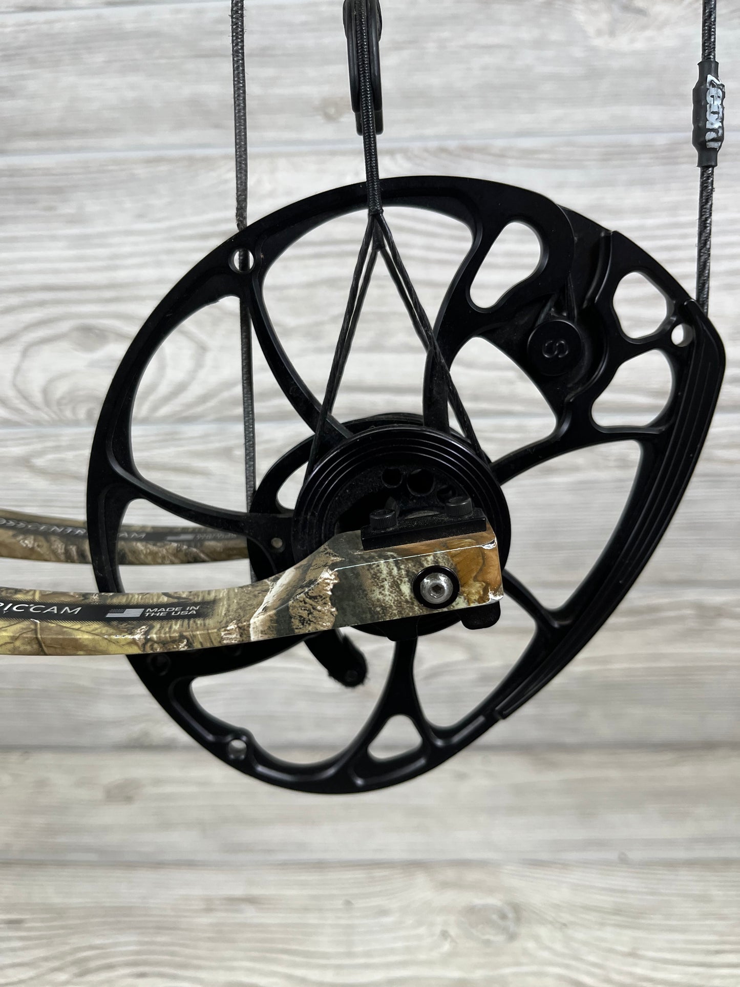 Used Mathews Vertix 29" 70lb RH Realtree Edge Bow Only