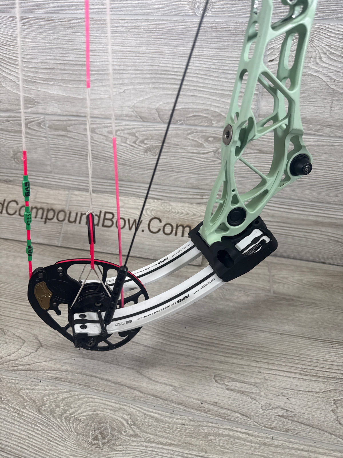 Mathews Title 38 GEN 1 Right Handed Mint White limbs