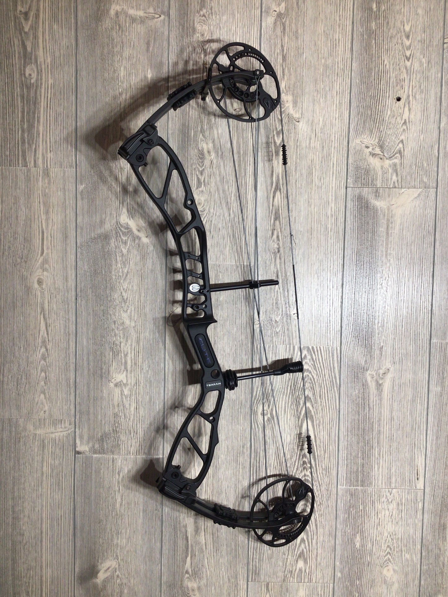 Used Elite Terrain RH Black 30" 70# Bow