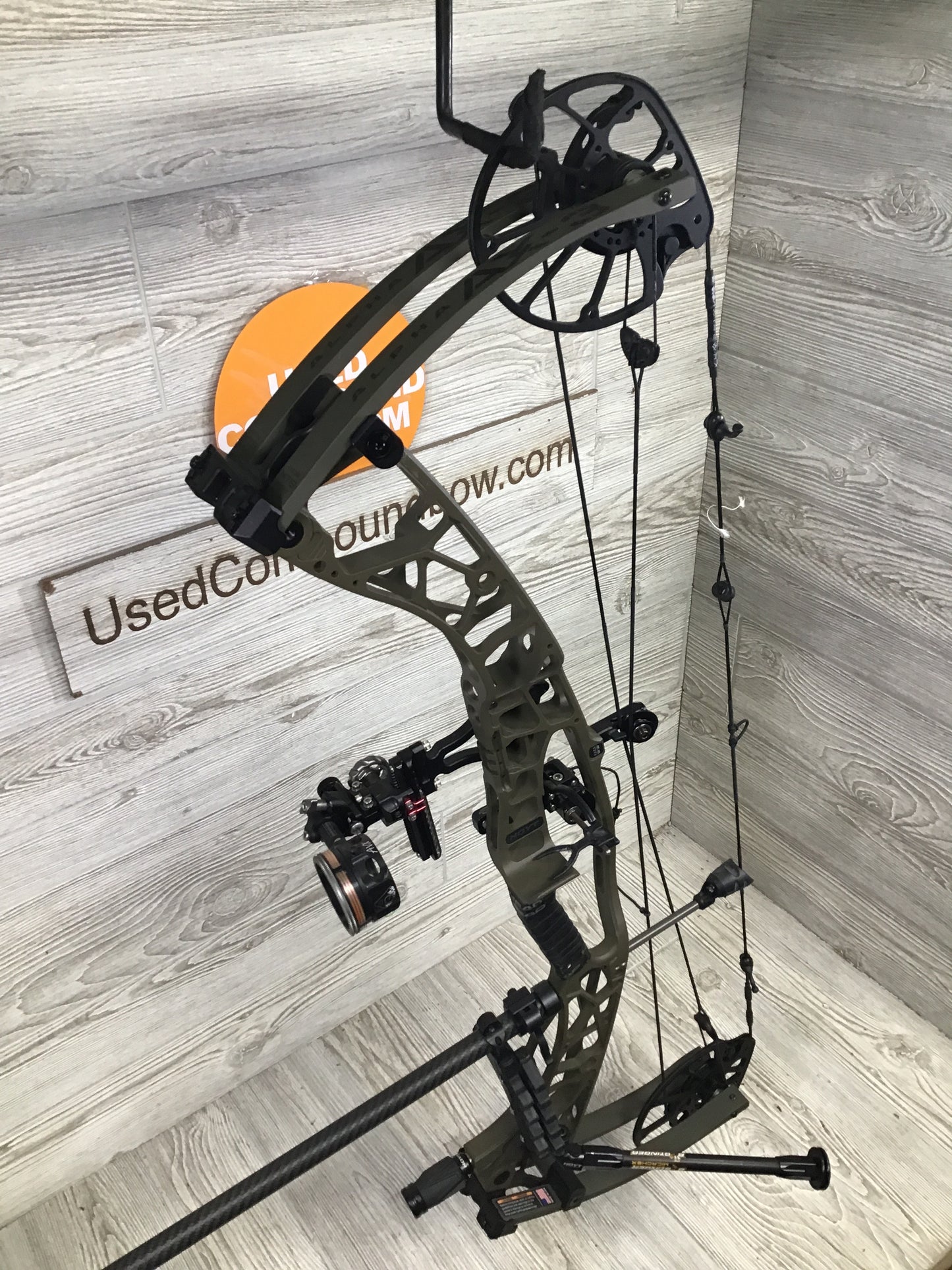 Used Hoyt ALPHA AX-3 33 Right Handed Wilderness 60-70# LOADED