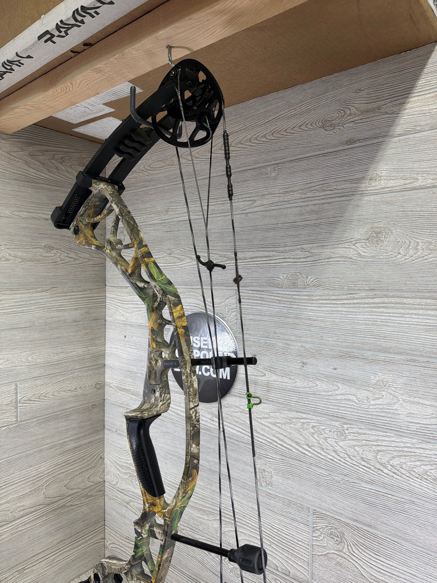 Used Hoyt Torrex Right Handed Realtree Edge 50-60# 26-30"