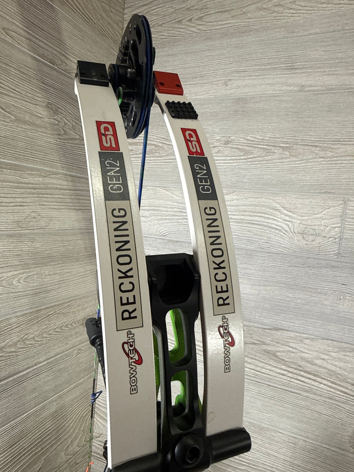 Used Bowtech Reckoning SD Illusion Green white limbs rh #50