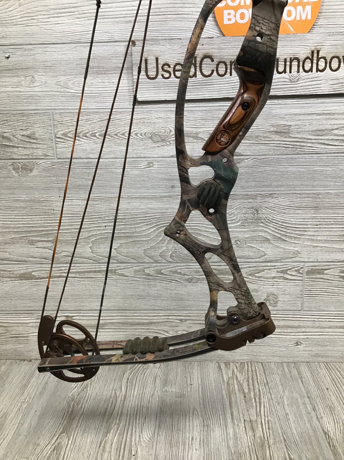 Used Hoyt Trykon Right Handed 28" 60-70# camo