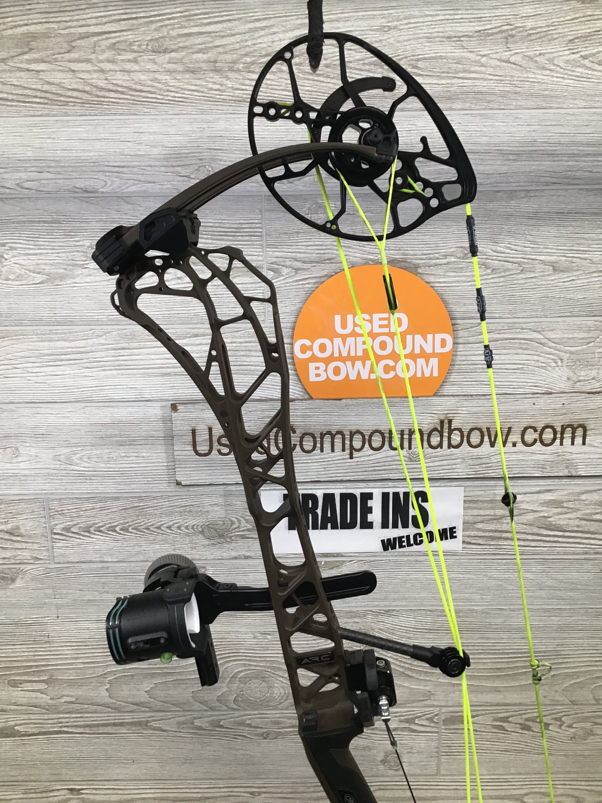 Used Mathews ARC 34 Right Handed Kodiak 28"/70# LOADED PACKAGE