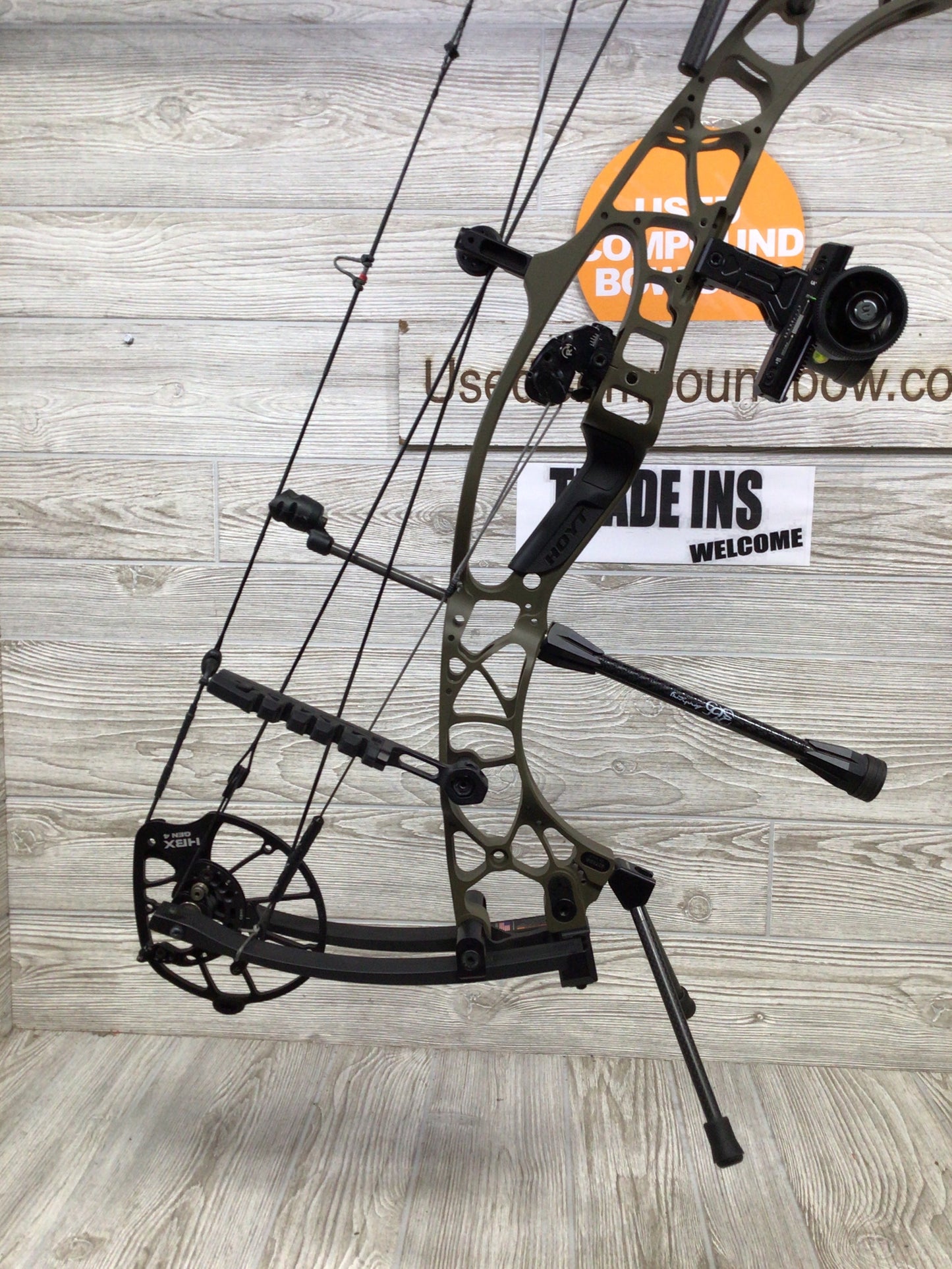 Used Hoyt AX-90 BEAST Right Handed LOADED PACKAGE 28"/90# Wilderness