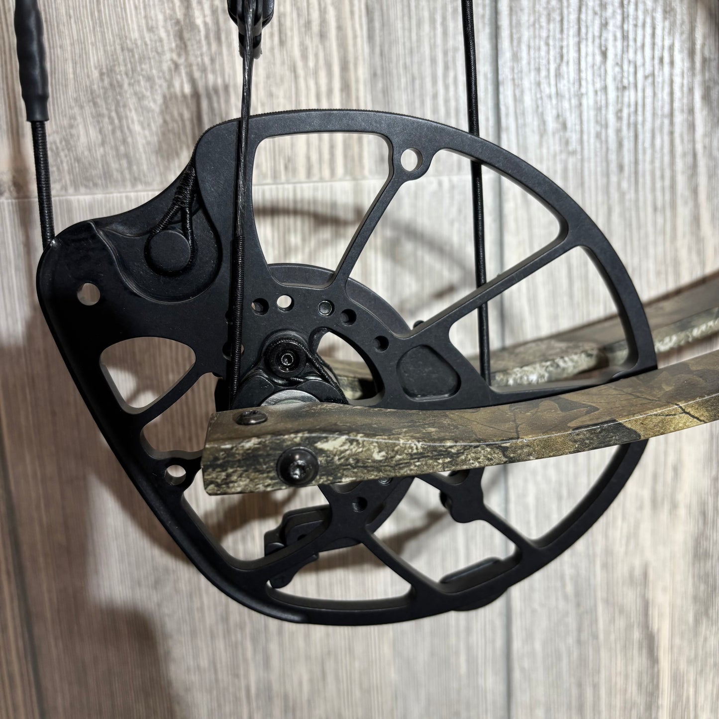 Used Hoyt RX-9 LH 70lb Realtree APX