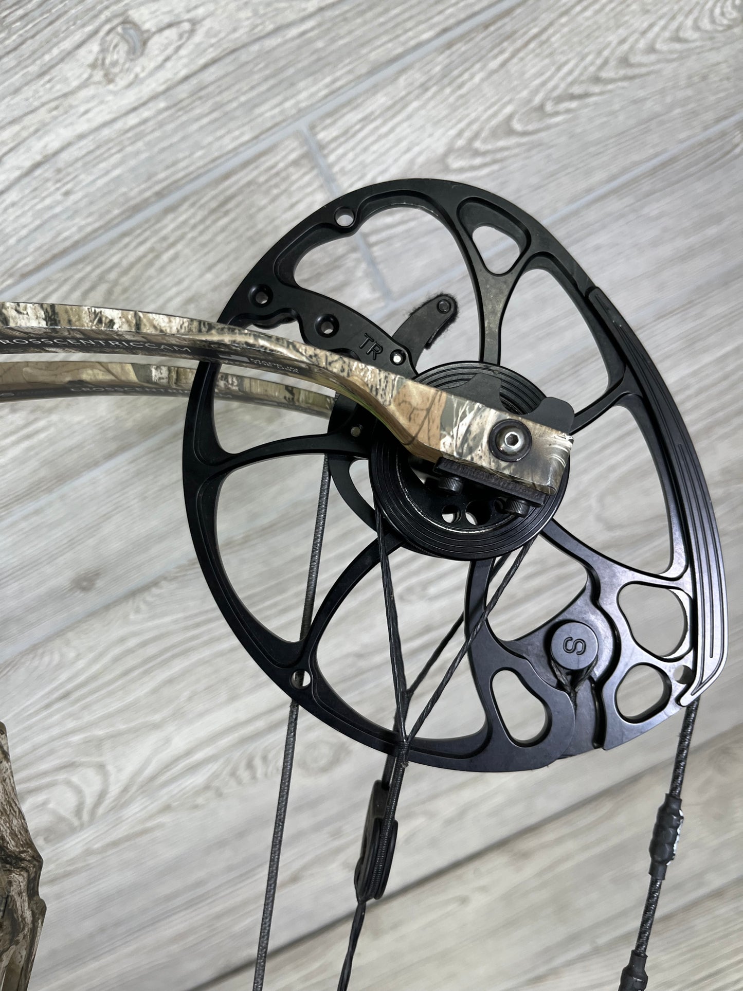 Used Mathews Vertix 29" 70lb RH Realtree Edge Bow Only