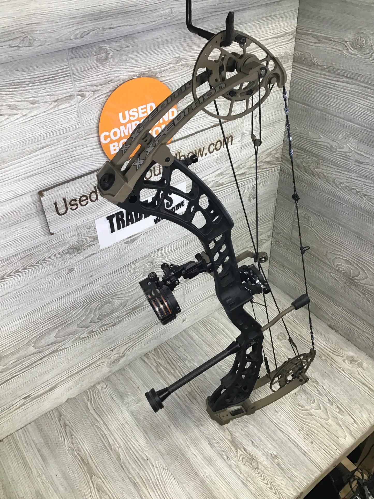 Xpedition Xlite 32 60-70# Black with FDE accents 25-30.5" Package
