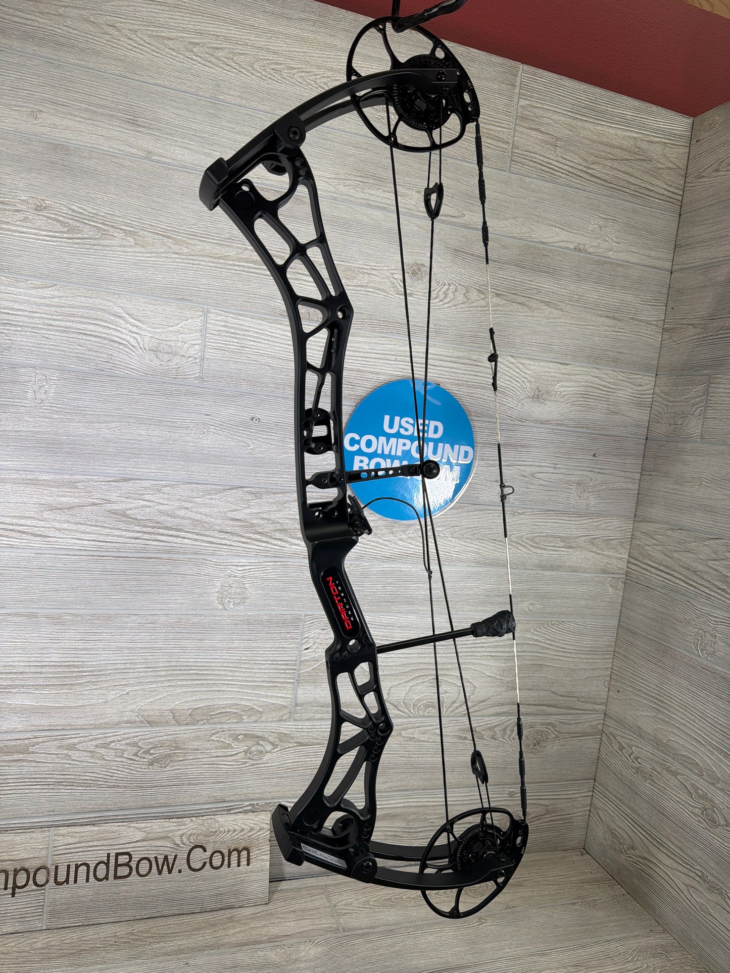 Used Darton Consequence 31 28" 70lb Right Hand Black Bow w Ultrarest