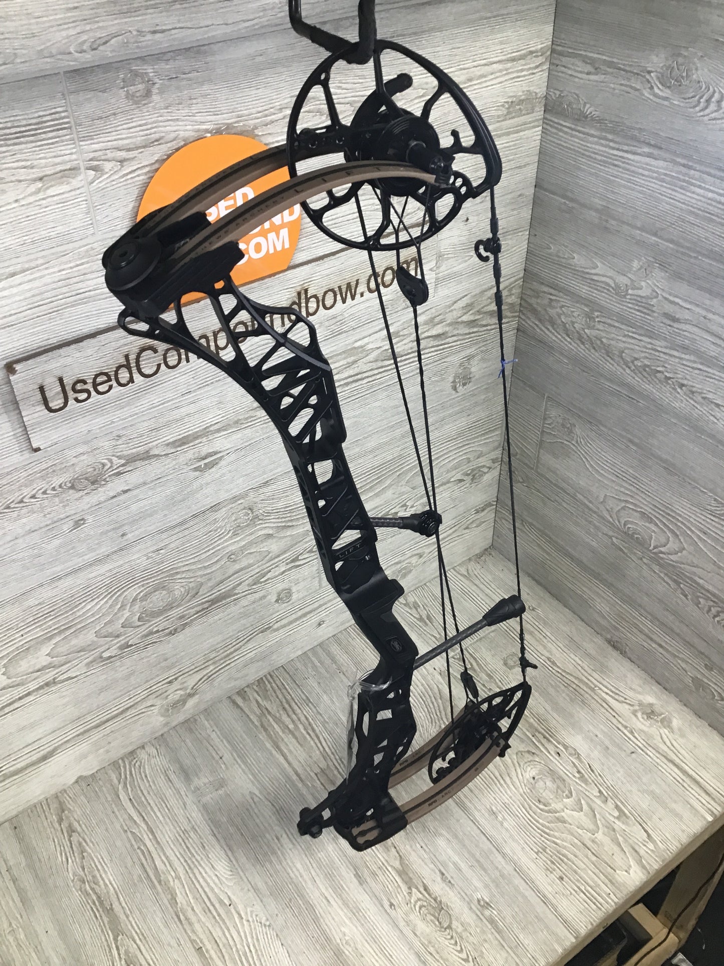 Used Mathews Lift X 29.5 Right Hand Black riser/Earth limbs Bow 27/65