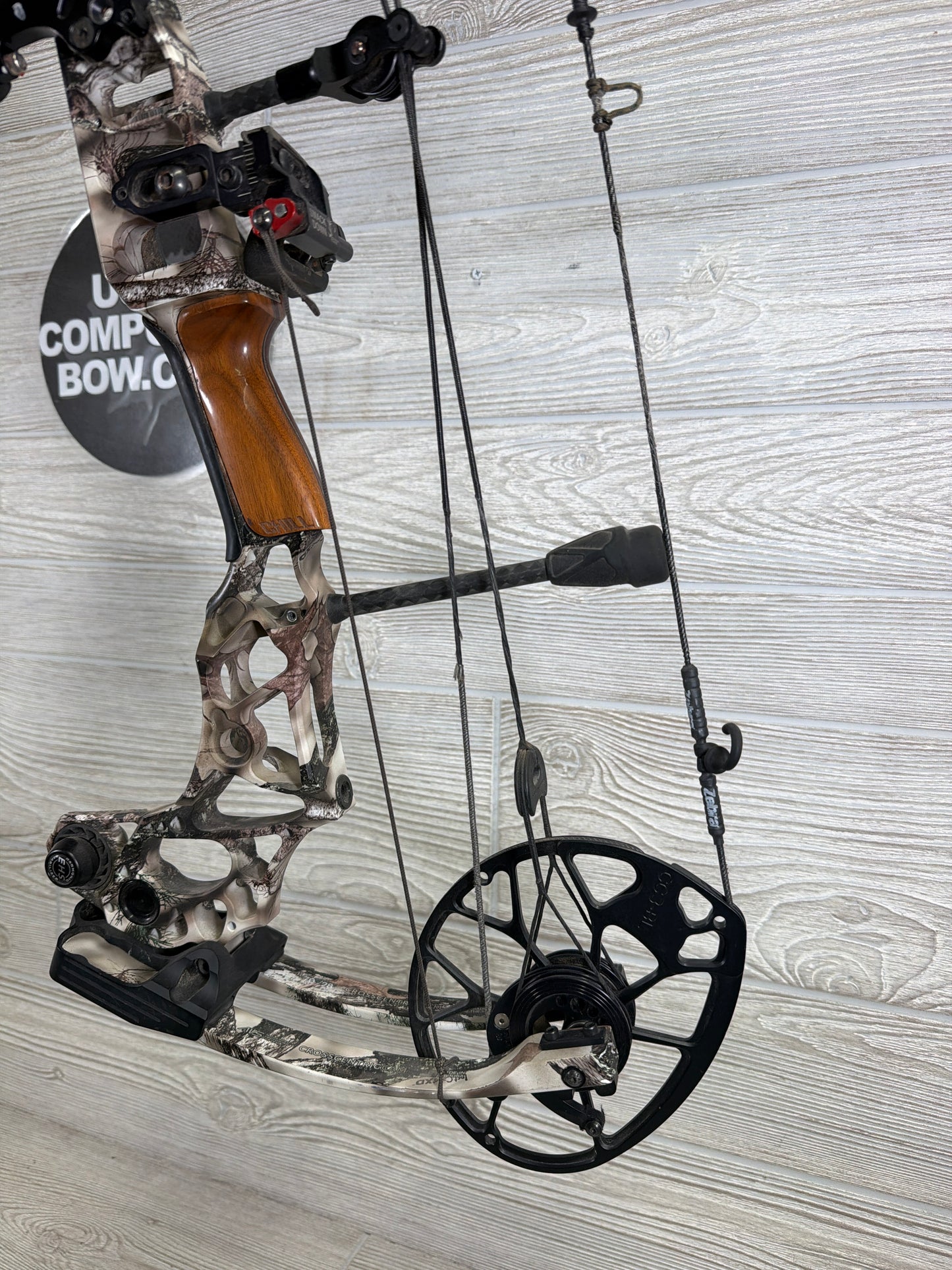 Mathews Triax 70lb 28" lost camo Left Hand Bow Pkg
