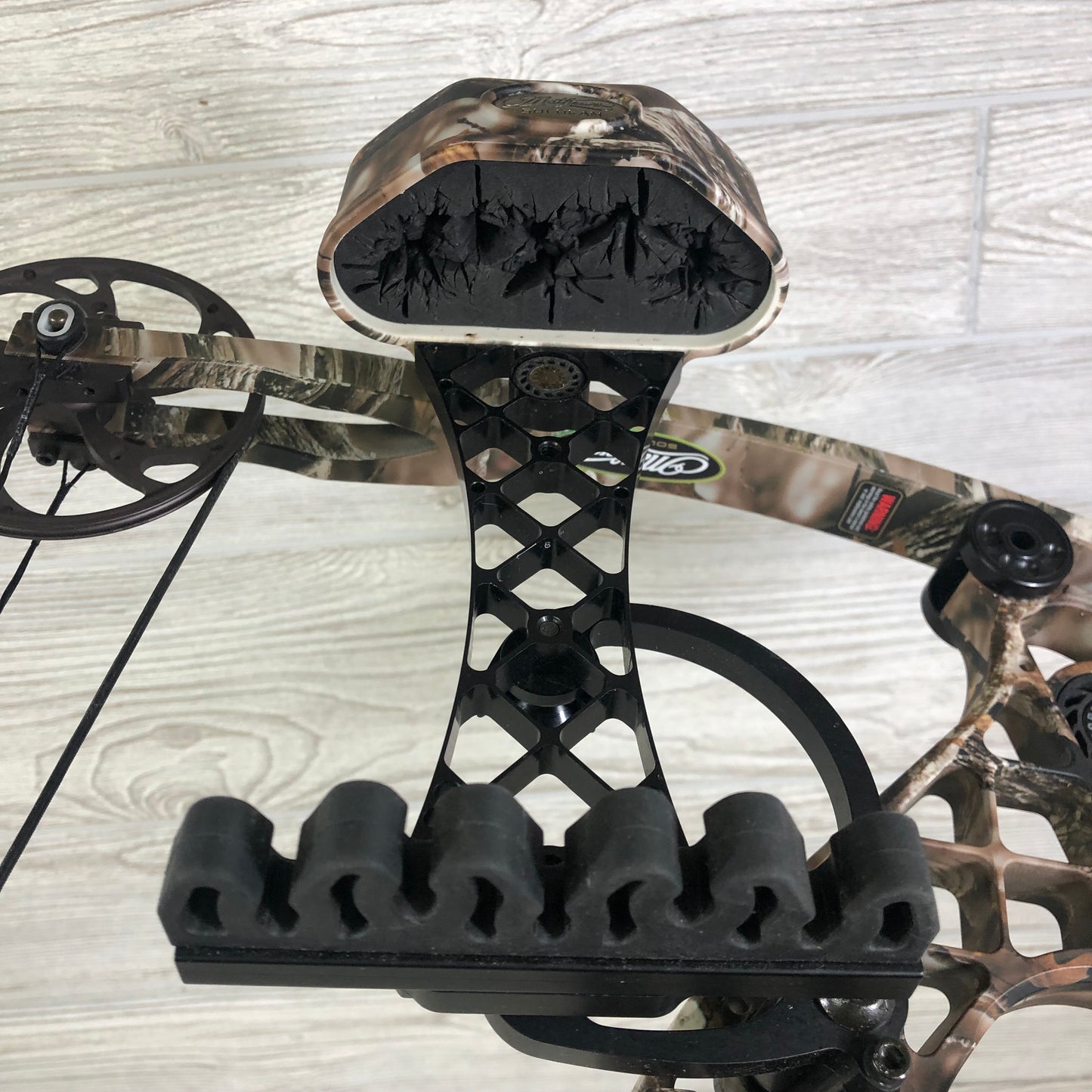 Used Mathews ZXT Right handed 60-70# 28.5" package