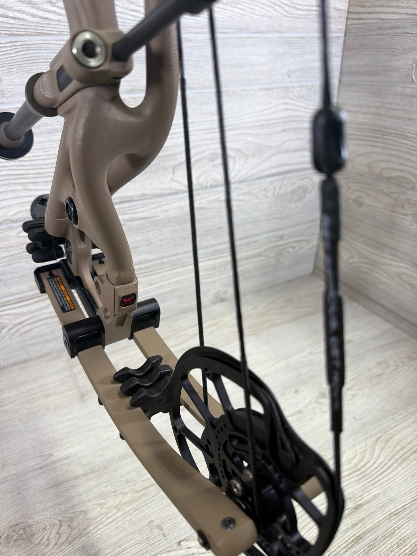 Hoyt RX-5 Buckskin 60-70# 25-30 Right Hand Package