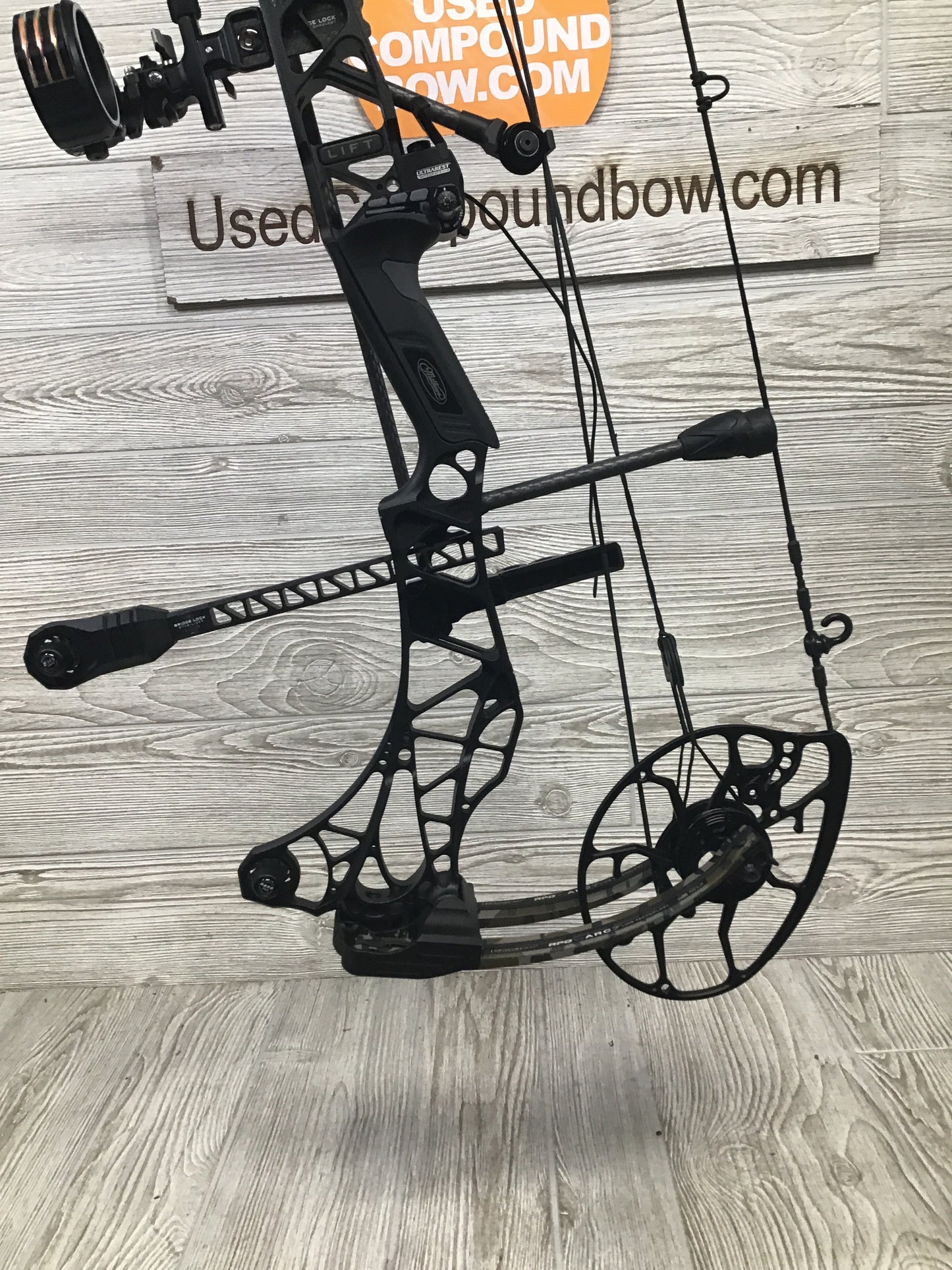 Used Mathews Lift X 29.5 Right Hand Black riser/ Bottomland limbs 30/70 LOADED WITH NEW ACCESSORIES