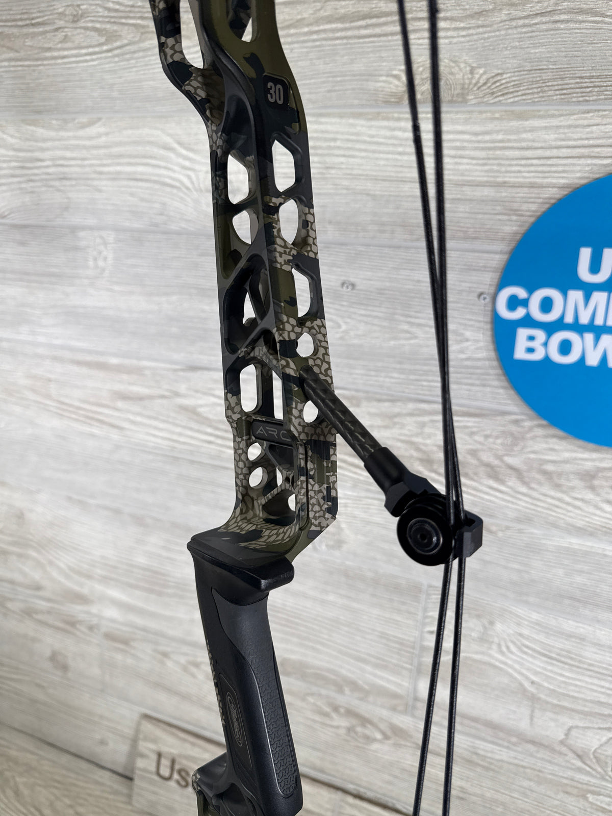 Used Mathews ARC 30 Kuiu Verde Ambush Green Limbs Right Hand Bow