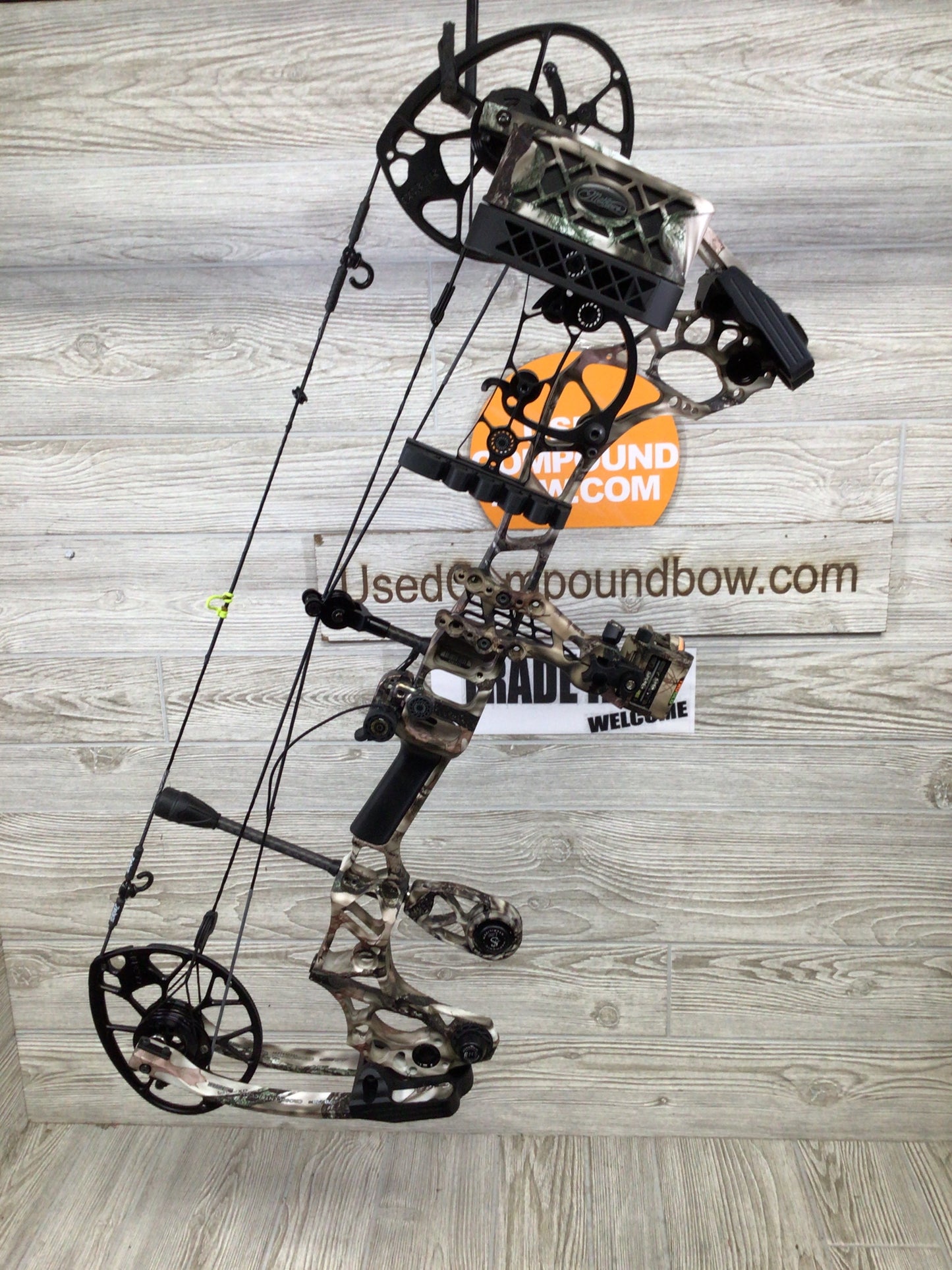 Mathews Triax 70lb 28" Lost Camo RH Bow LOADED Pkg