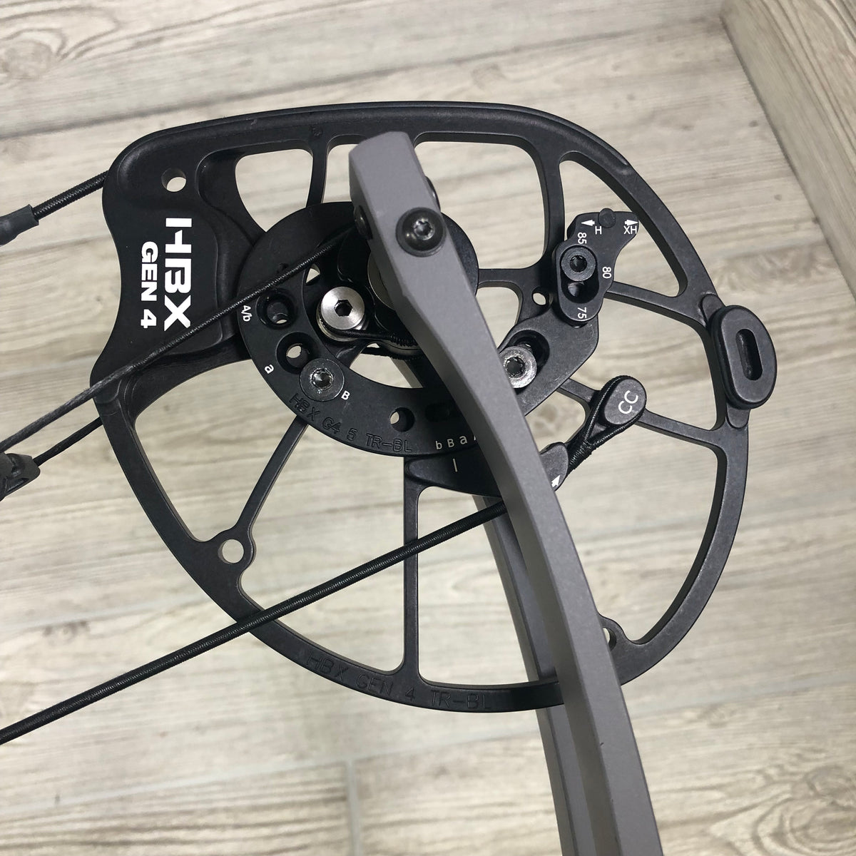 Used Hoyt Alpha AX-2 29 Tombstone RH 60-70# 29.5"