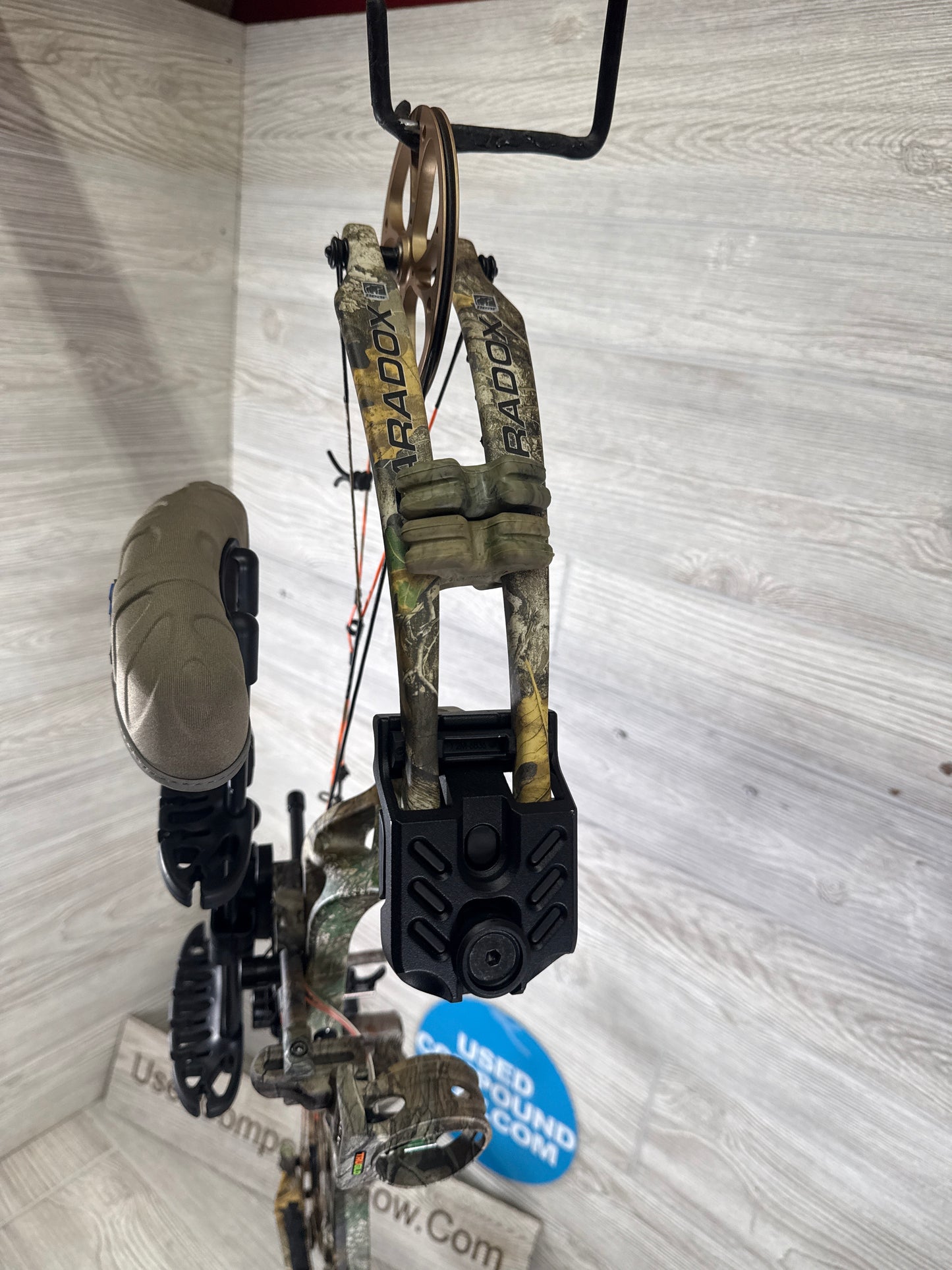 Used Bear Paradox 55-70# RH Real Tree Package