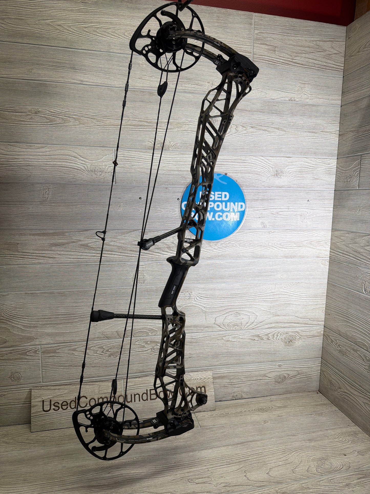 Used Mathews LIFT 33 27.5" 70lb Mossy Oak Bottomland Right Hand Bow