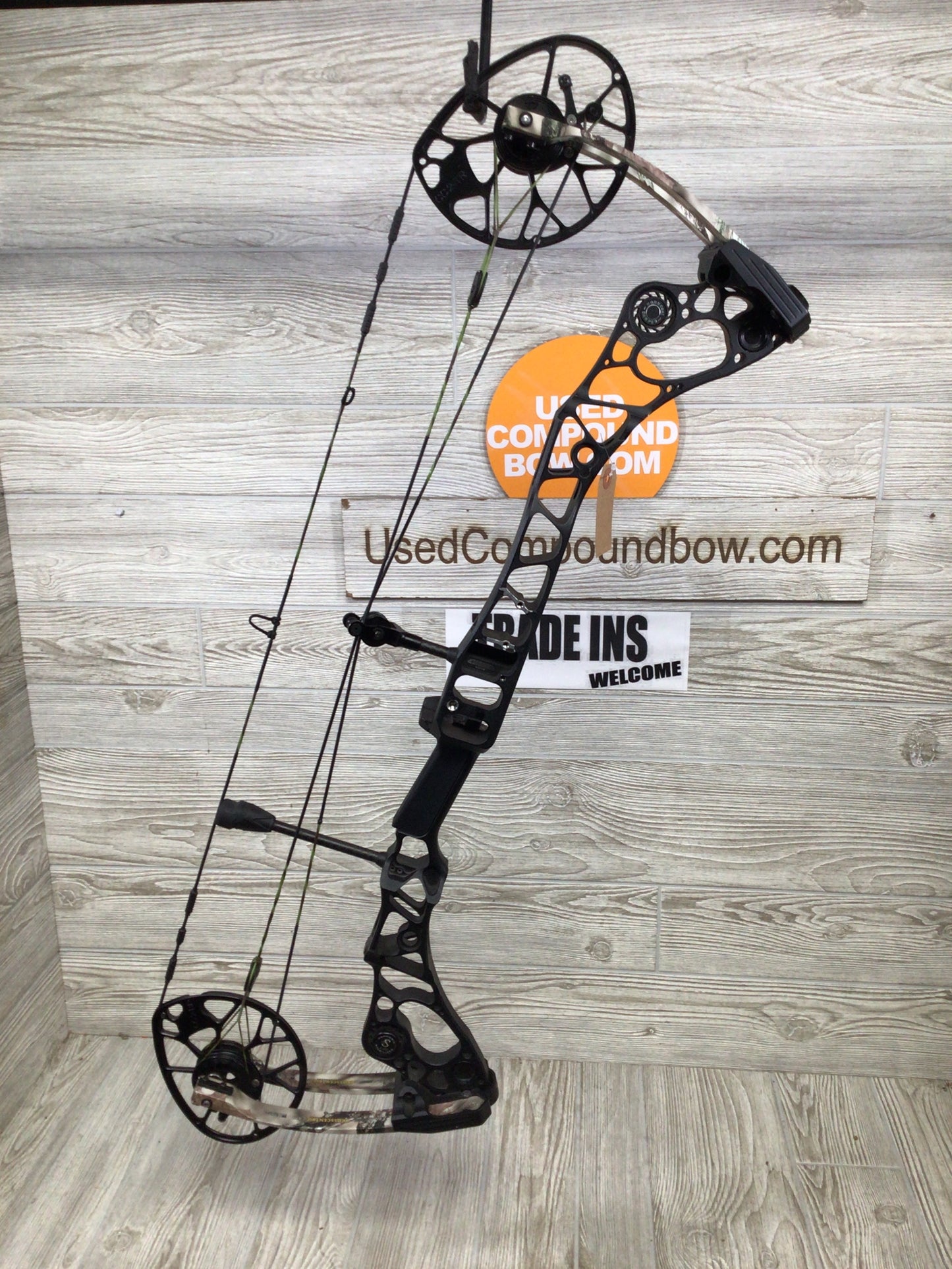 Used Mathews Halon 32 6 50-60# Right Handed Black riser/ lost XD limbs