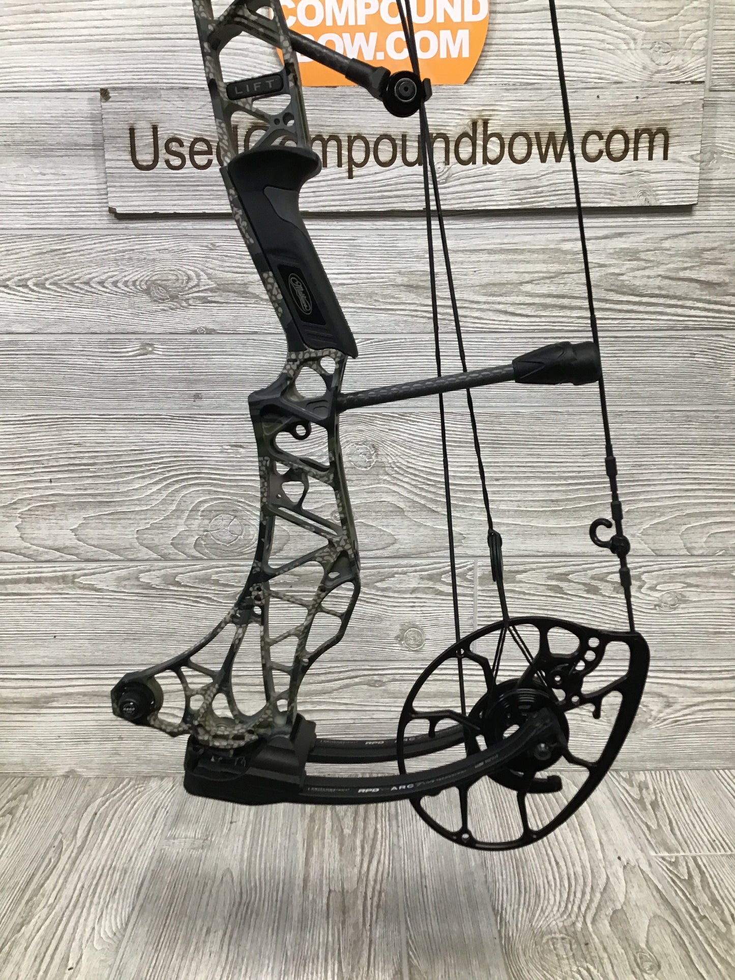 Used Mathews Lift X 29.5 Right Hand Kuiu Verde riser/ Black limbs 27"/70#