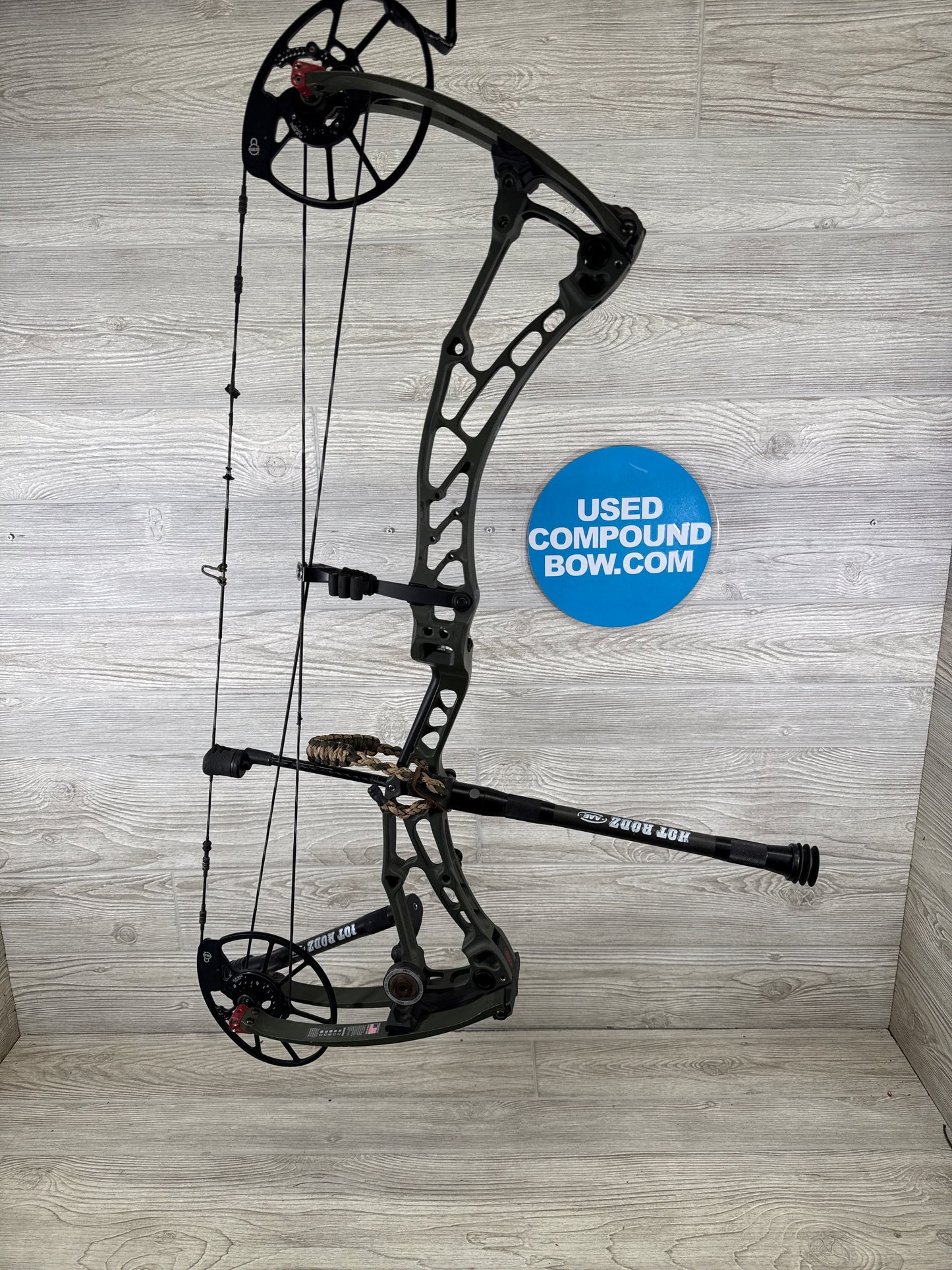 Used Bowtech Solution SS RH 60# Green with stabs pkg