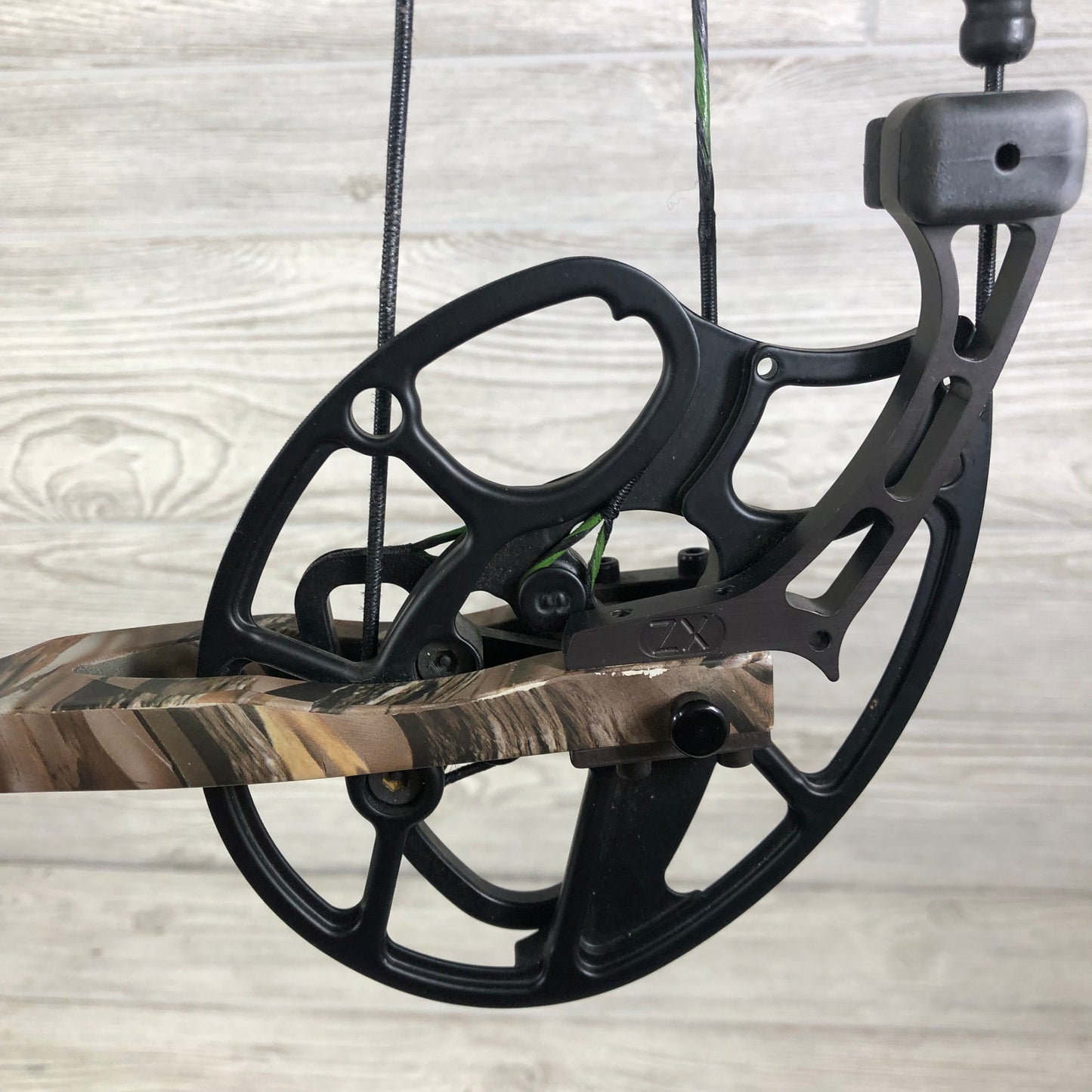 Used Mathews ZXT Right handed 60-70# 28.5" package