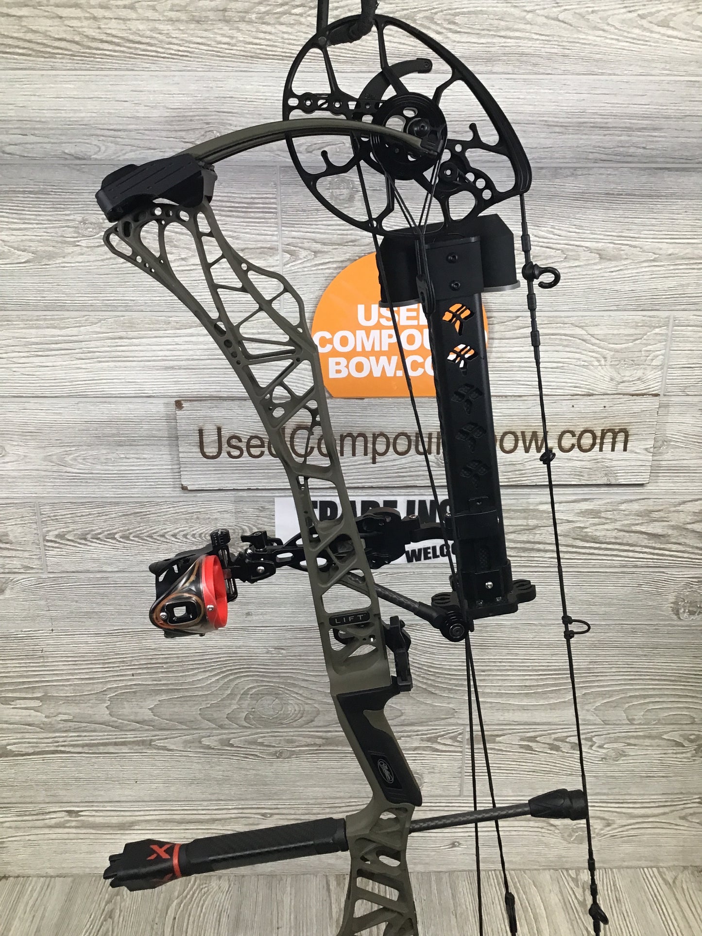 Used Mathews Lift X 29.5 Right Hand Ambush Green 26.5"/70# Package