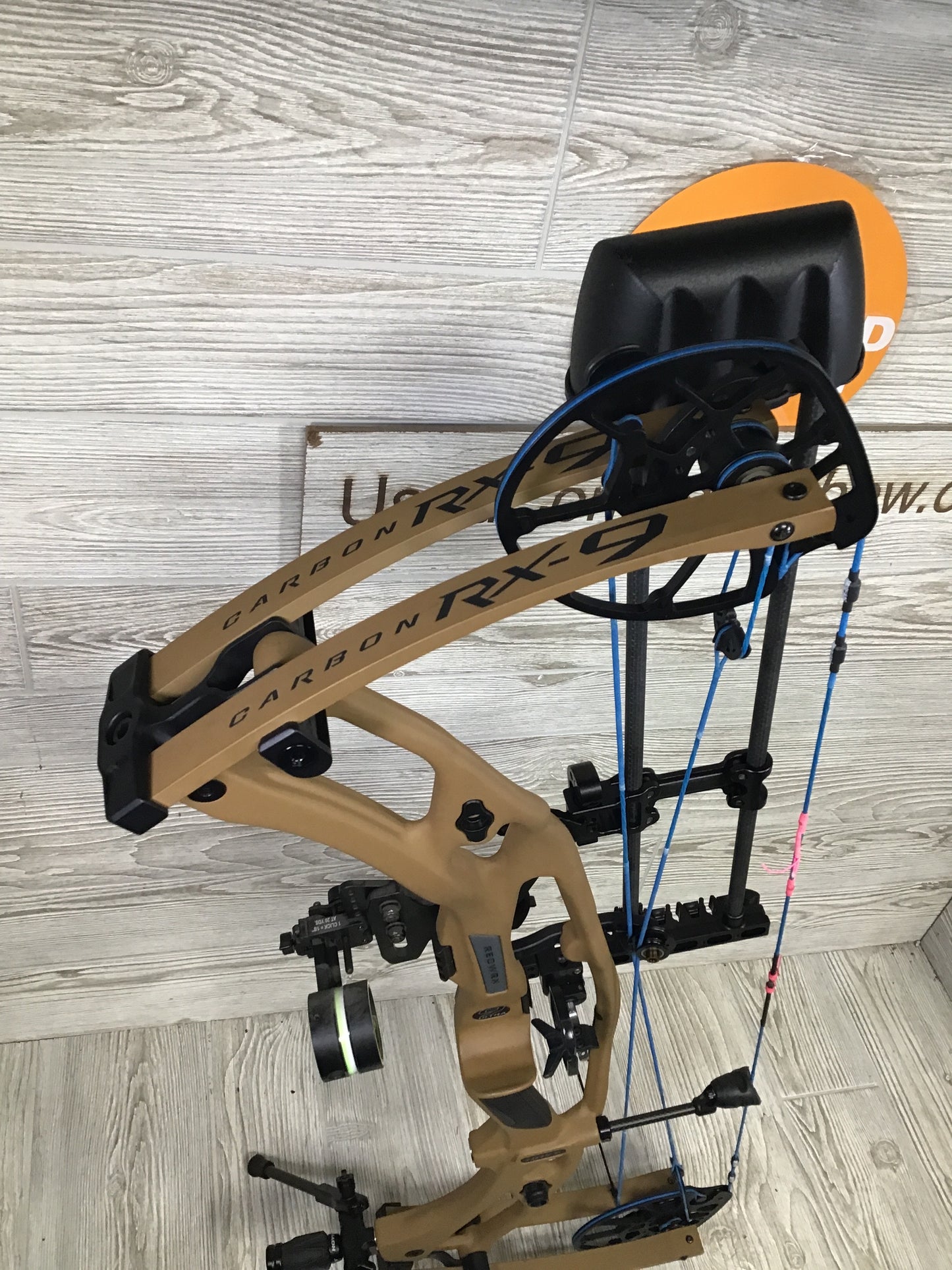 Hoyt RX-9 Ultra RH 60-70# Bourbon 28/70 Package