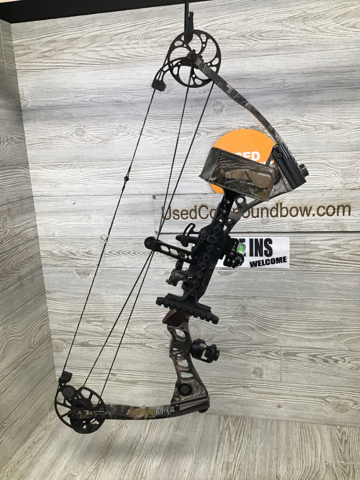 Mathews Outback 29" 60-70lb Right Handed Bow package Excellent shape