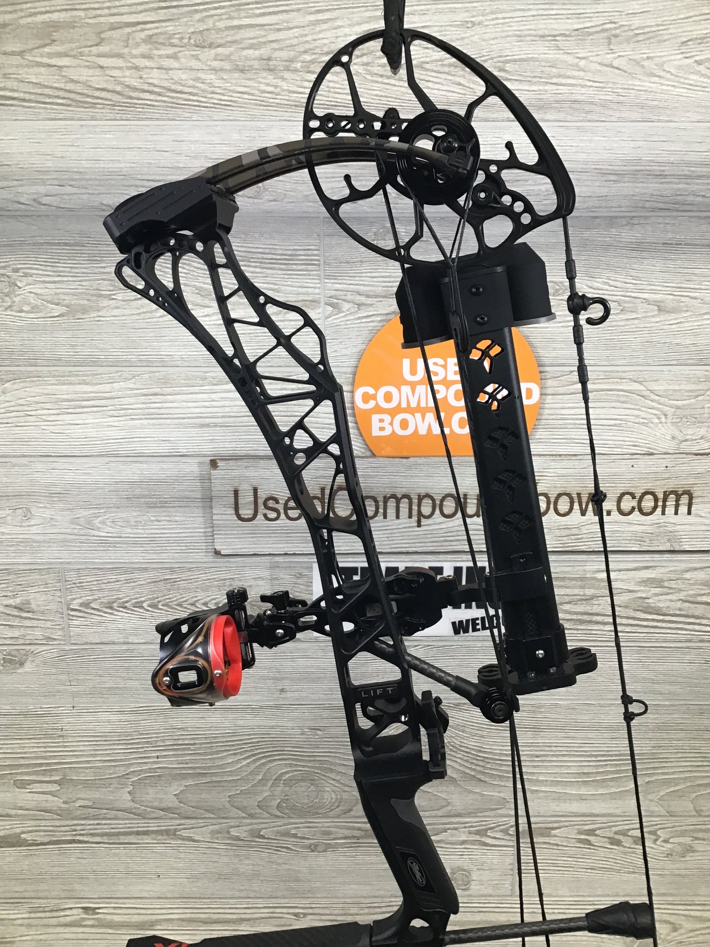 Used Mathews Lift X 29.5 Right Hand Black riser/Bottomlands limbs Bow 30/70 Package