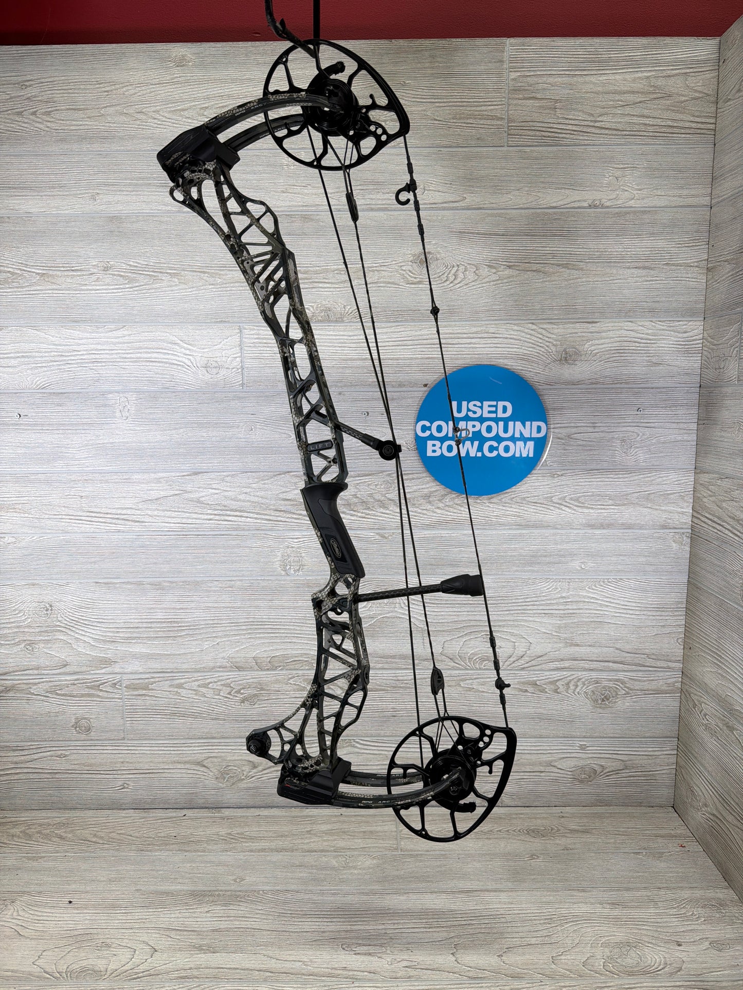 Used Mathews LIFT X 29.5 29" 70lb KUIU RH Bow