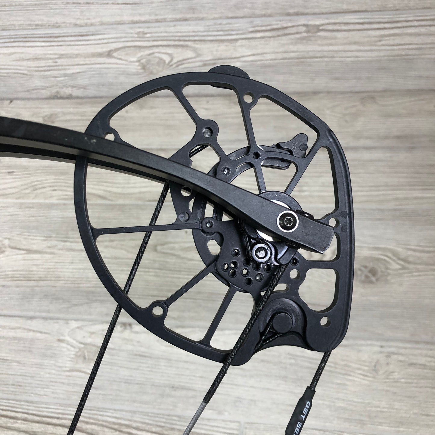 Used Hoyt Alpha X 33 Black 60-70# 26-31" Right Handed