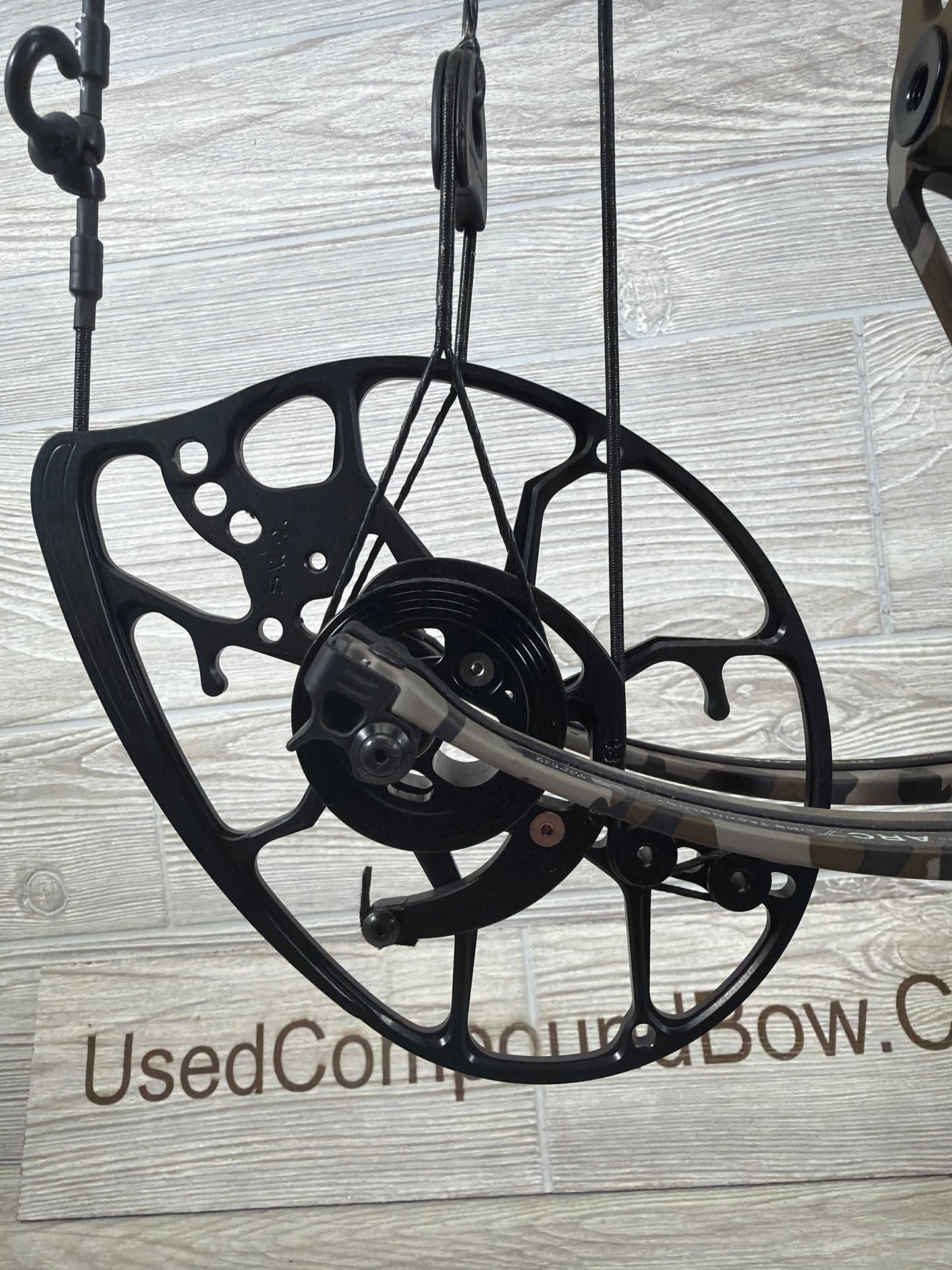 Used Mathews LIFT X 29.5 27.5" 70lb Right Hand Mossy Oak Bottomlands Bow