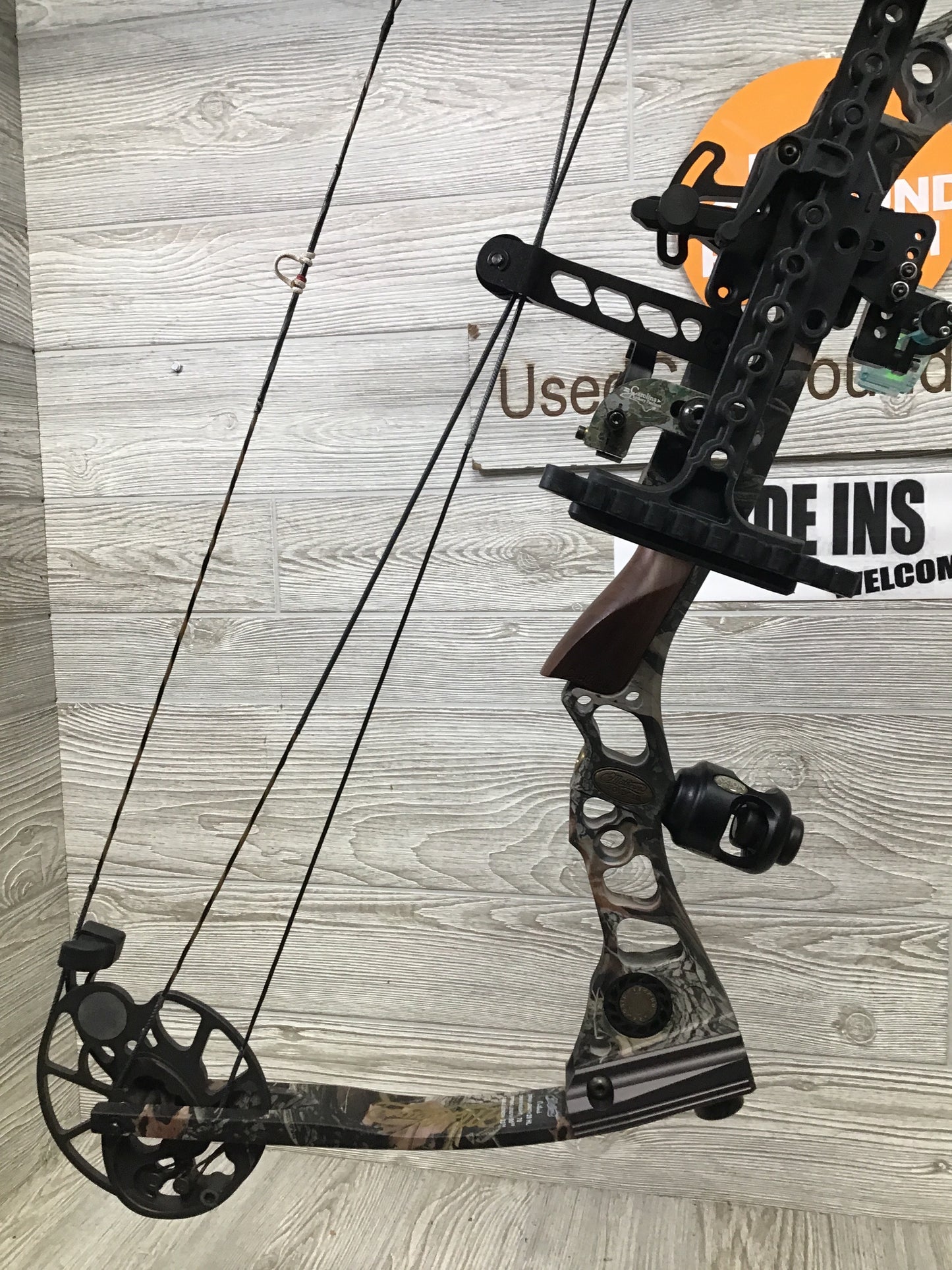 Mathews Outback 29" 60-70lb Right Handed Bow package Excellent shape