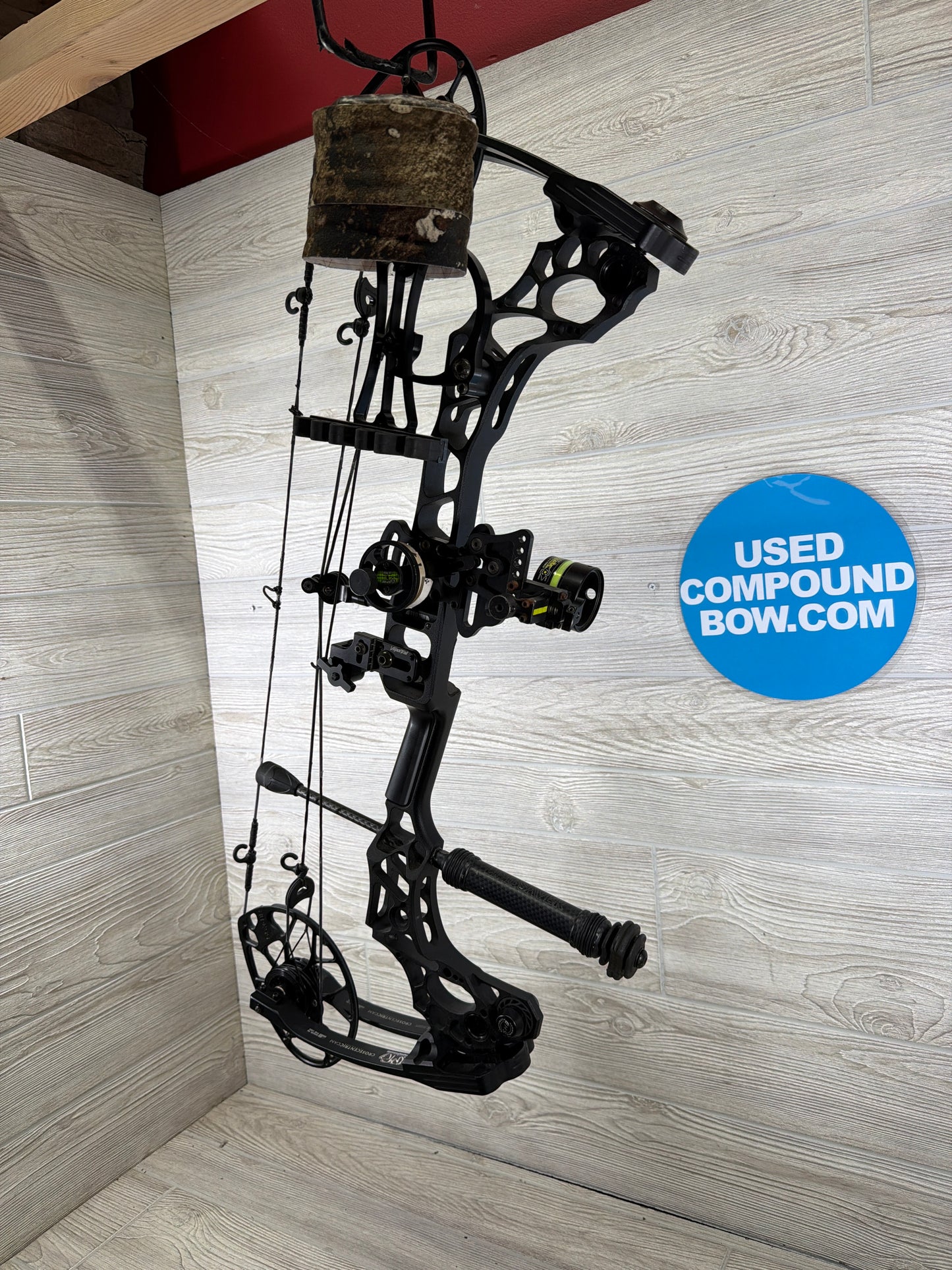 Used Mathews Triax 28.5" 70lb Black Bow Pkg