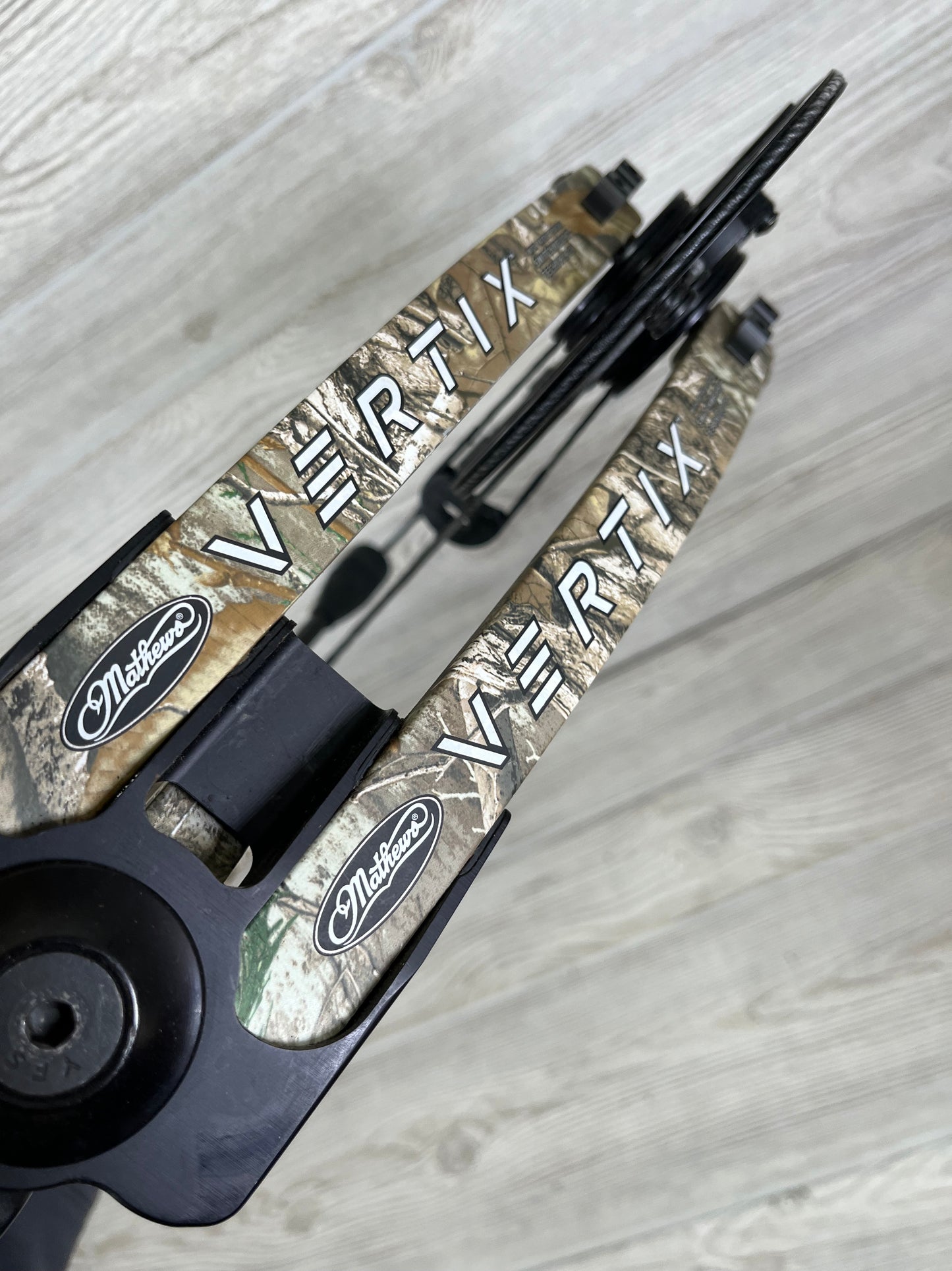 Used Mathews Vertix 29" 70lb RH Realtree Edge Bow Only