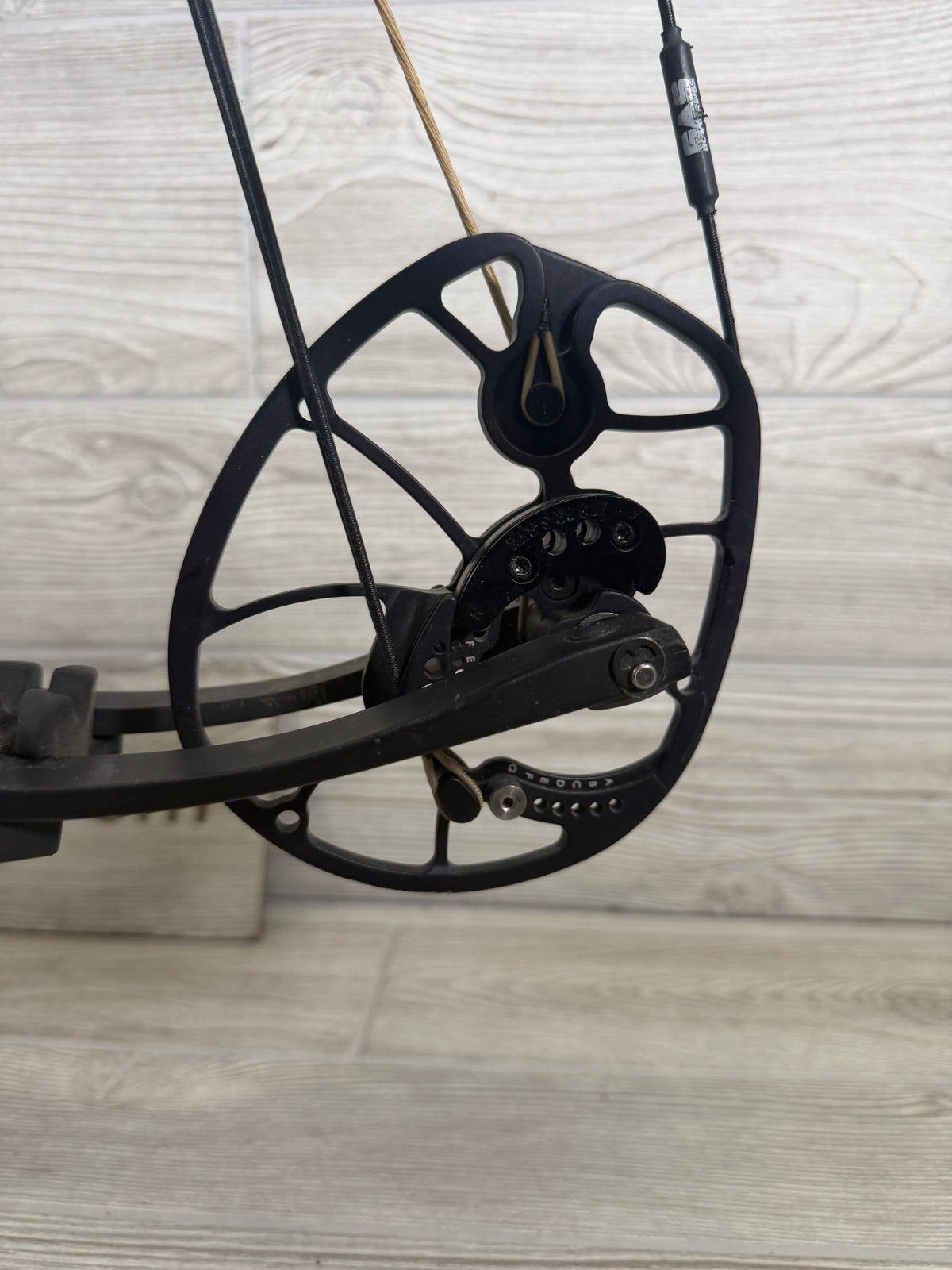 Used Hoyt Helix Ultra RH Black 29-32" 60-70# PKG