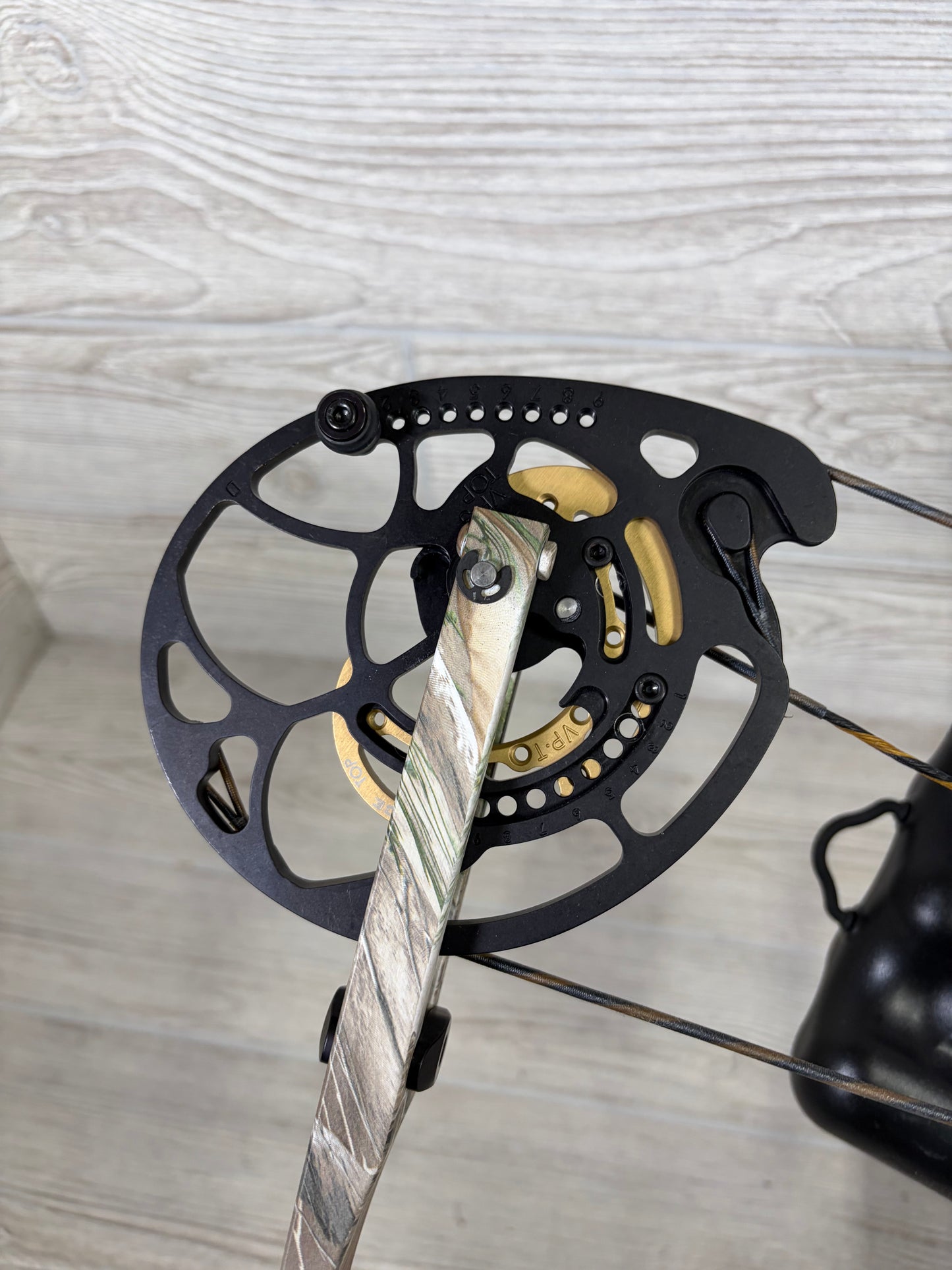 Used Bowtech Carbon Icon Right Handed 60-70# Camo Pkg