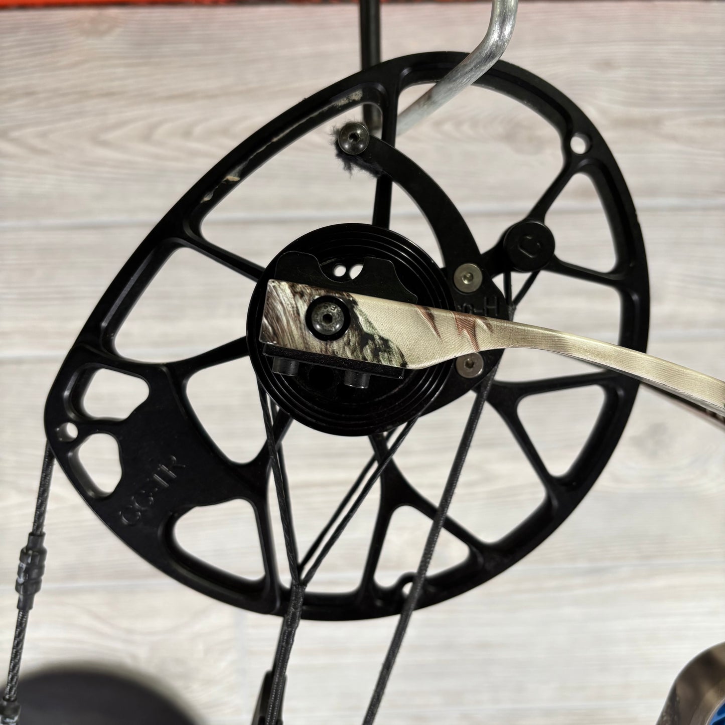 Used Mathews Halon 6 package Right Handed Camo 27.5"/70#