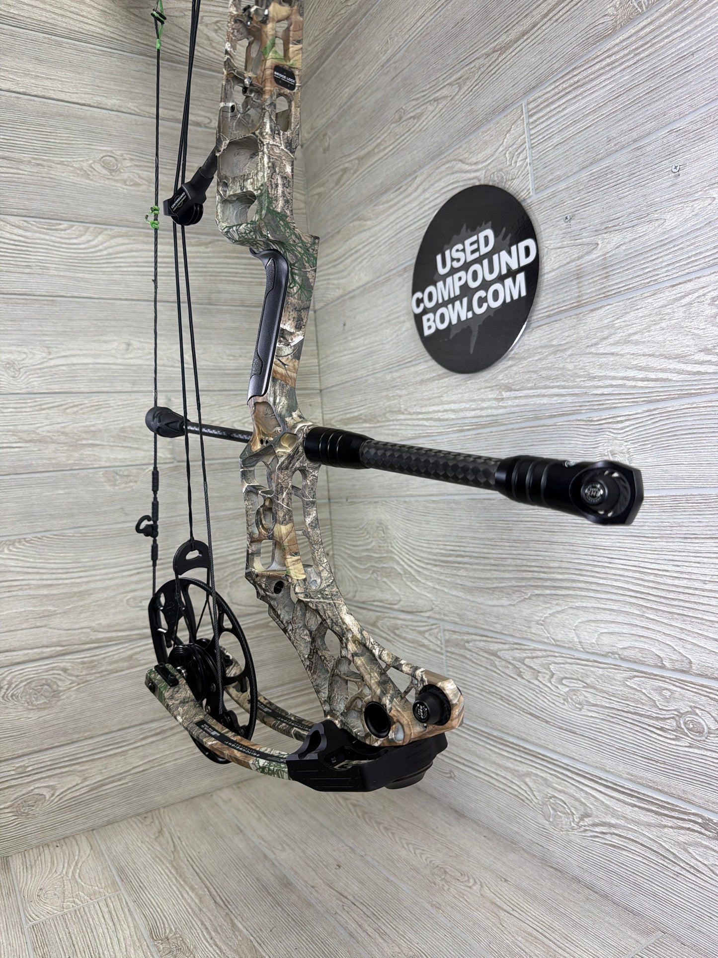 Used Mathews V3X 29 RealTree Edge Right Hand with Black Mathews Flatline 8" stablizer