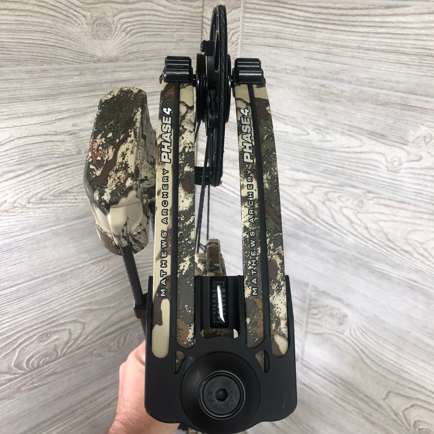 Used Mathews Phase4 29 RH Hand First Lite Camo with matching quiver