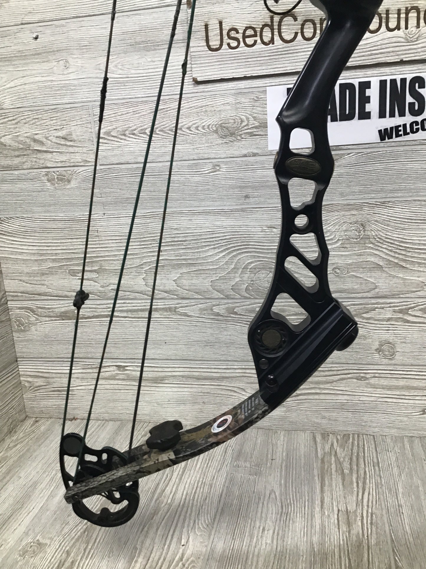 Used Mathews Apex 7 Right Handed Package 28.5-29" 50-60# black riser/Realtree limbs