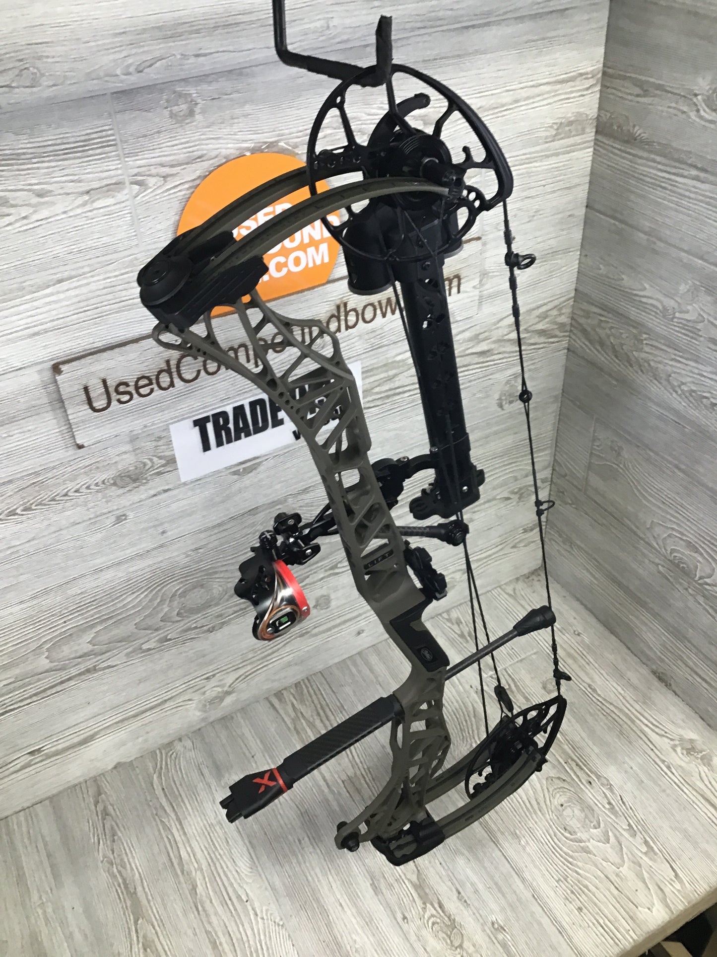 Used Mathews Lift X 29.5 Right Hand Ambush Green 26.5"/70# Package