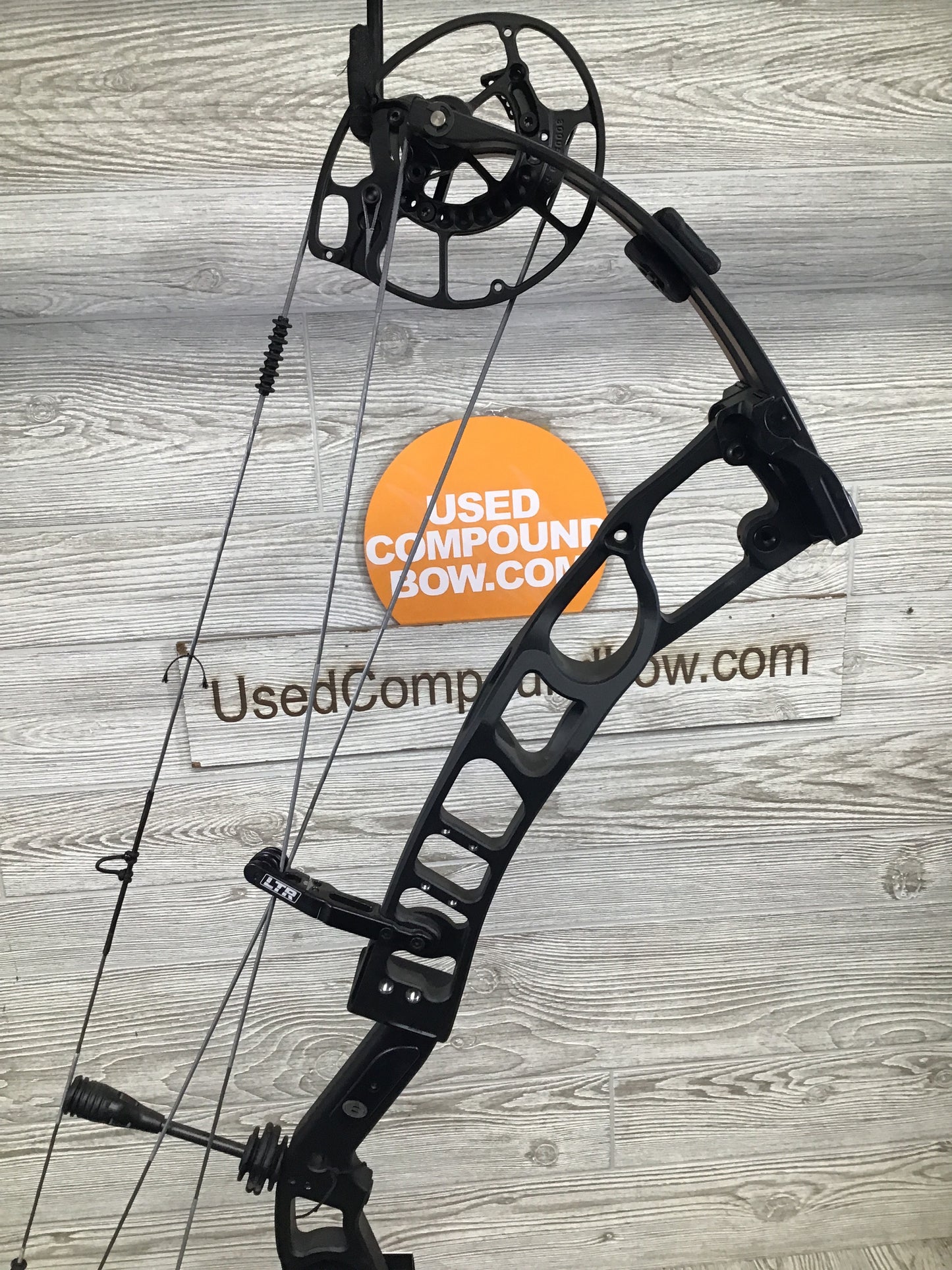 Elite HNTR33 Black RH Bow