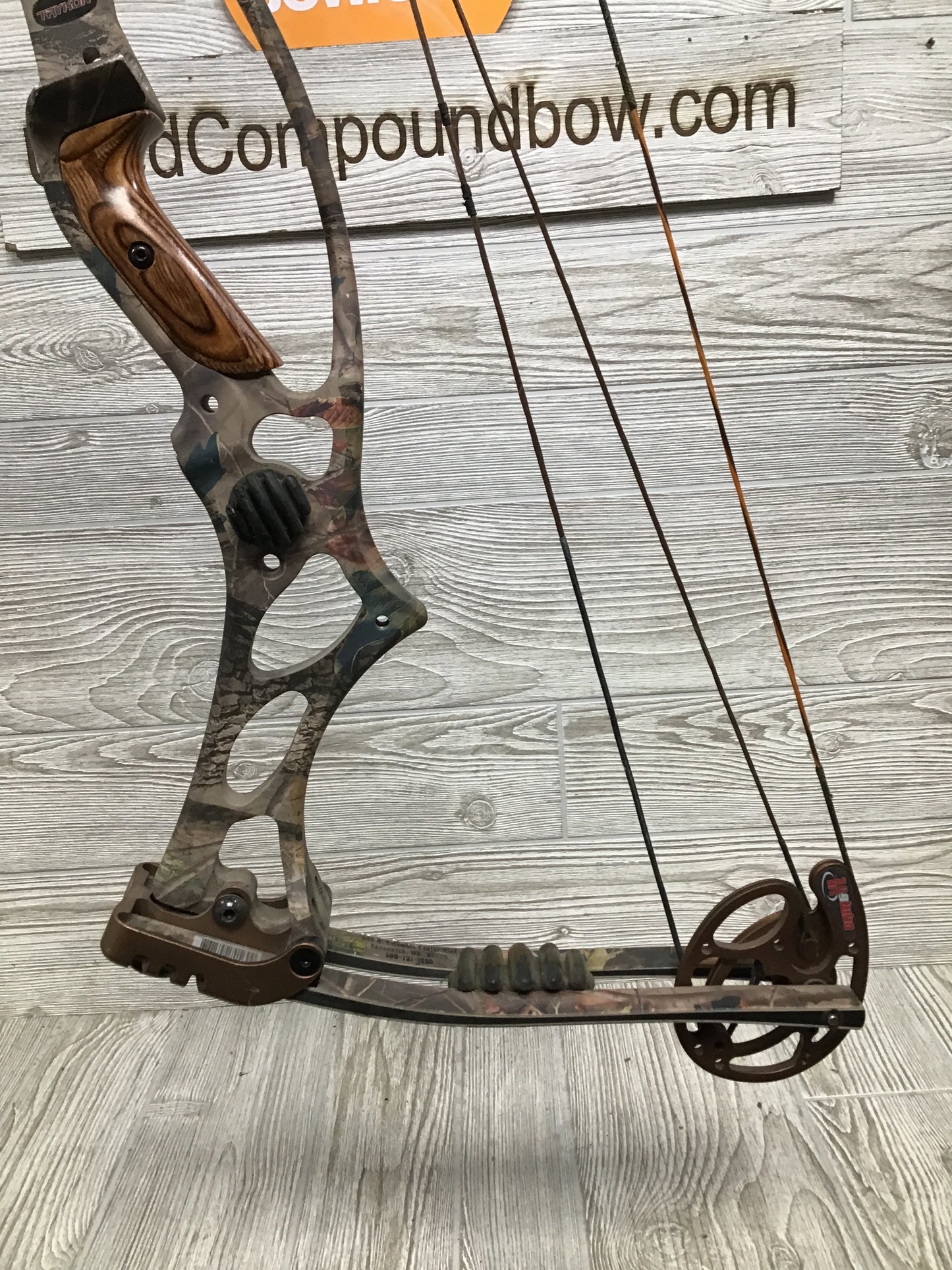 Used Hoyt Trykon Right Handed 28" 60-70# camo