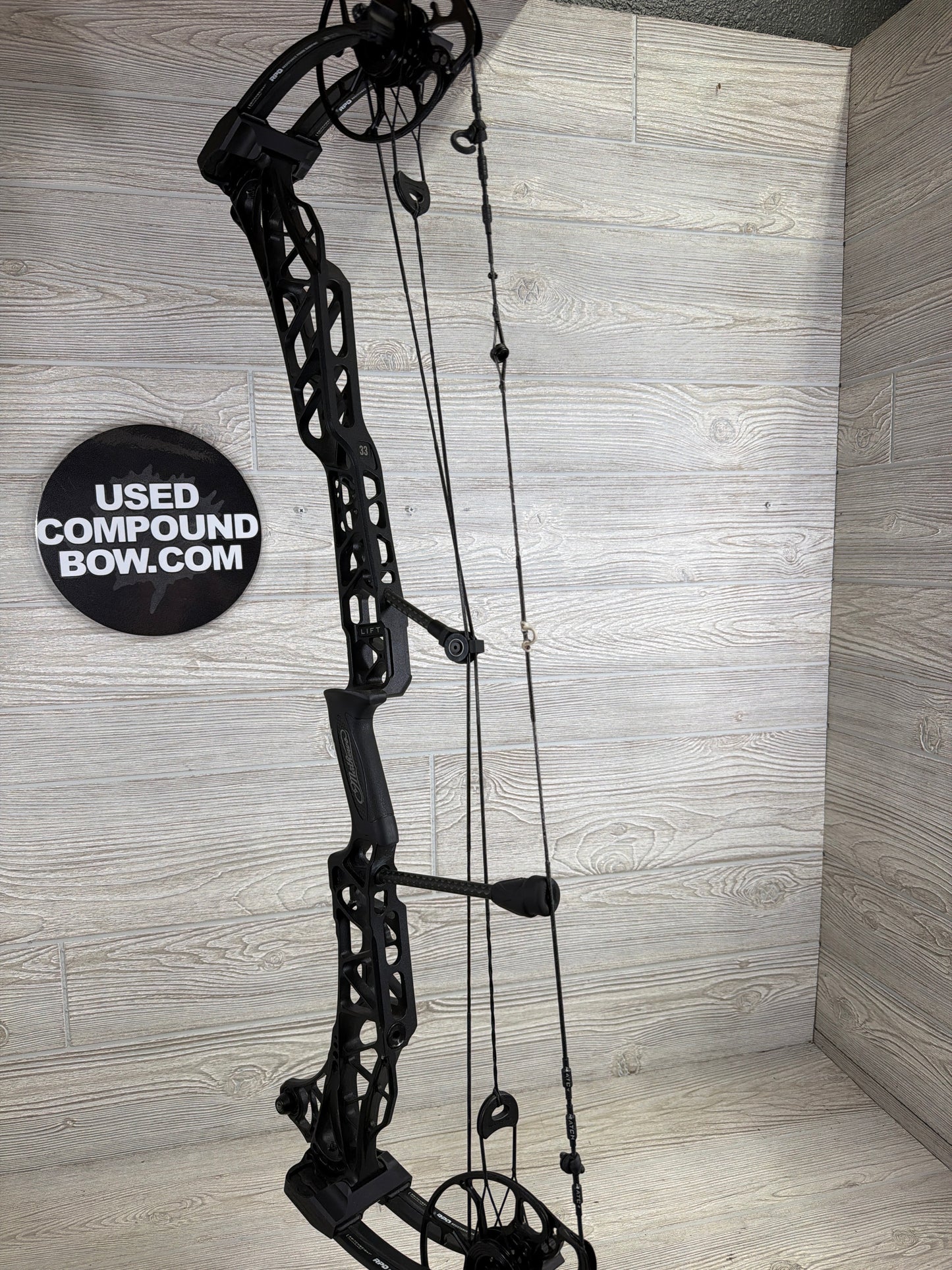 Used Mathews Lift 33 Black Right Hand 31" 70LB