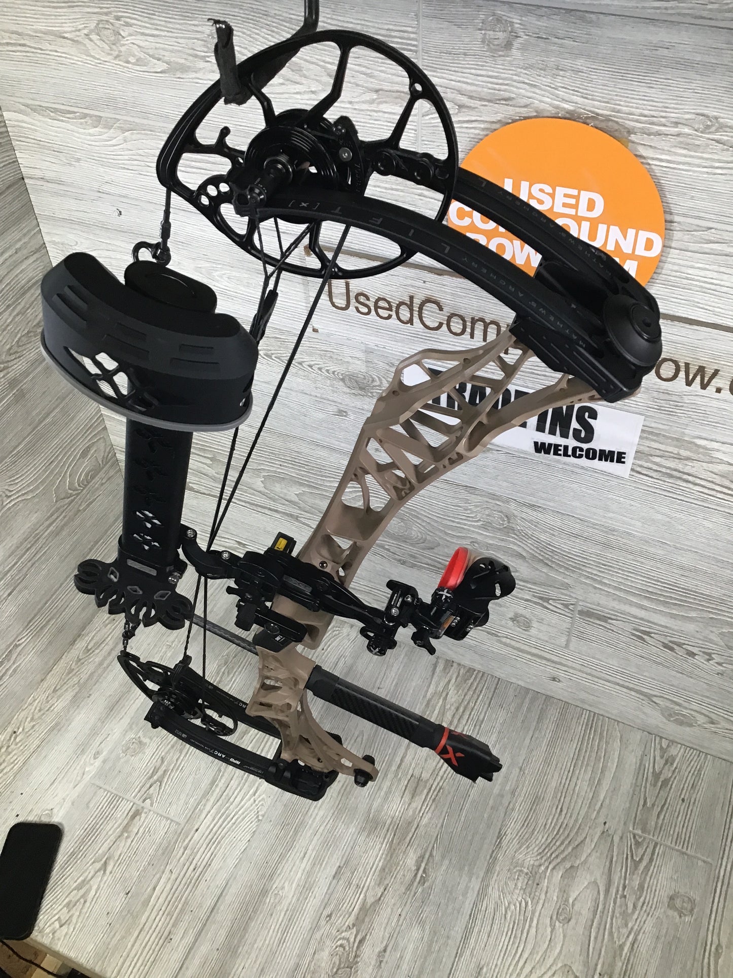Used Mathews Lift X 29.5 Earth Riser/ Black Limbs Right Hand 27.5/60# package